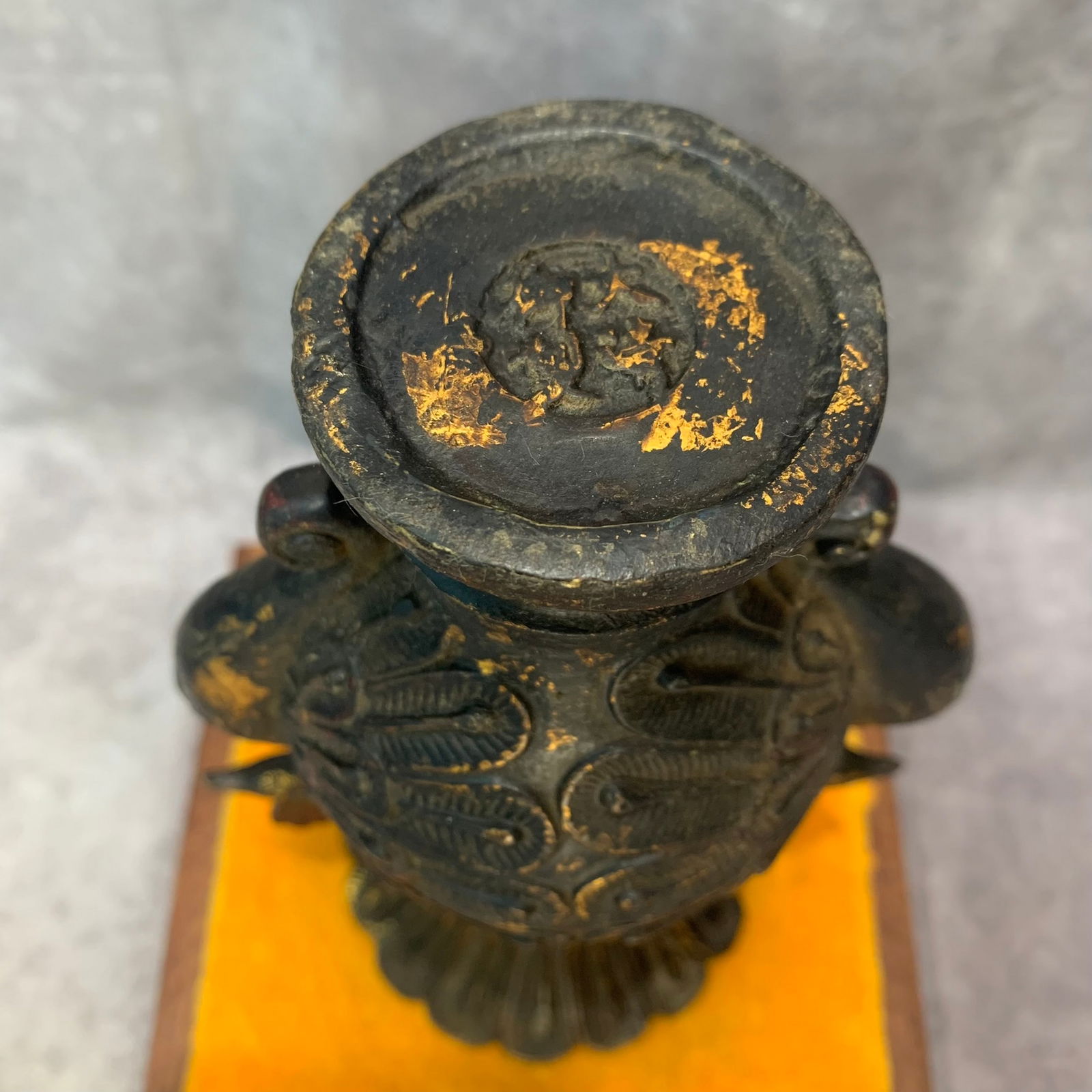 A FINE DOUBLE PHOENIX PATTERN BRONZE VASE - 7