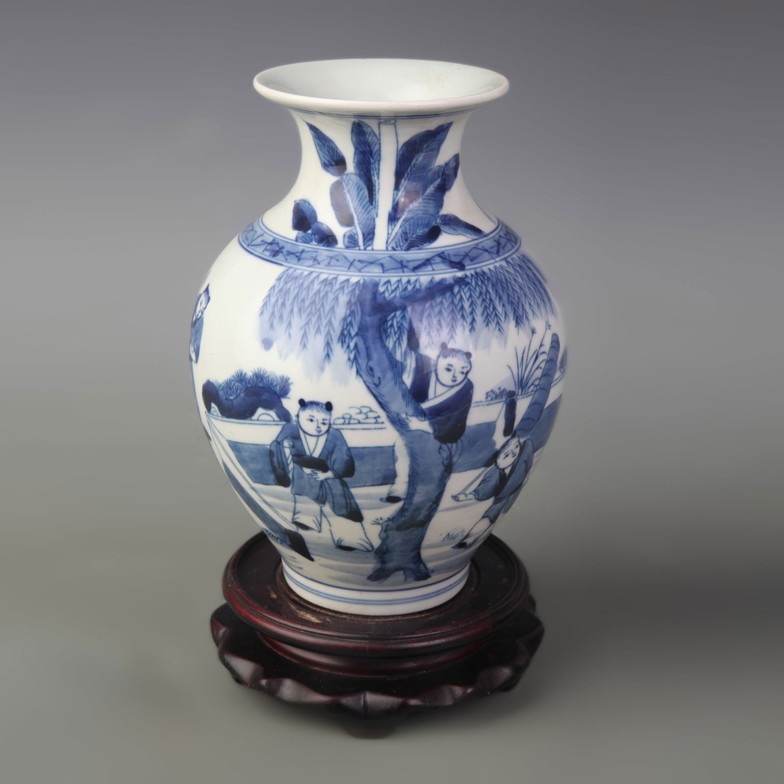 BLUE AND WHITE ZUN-FORM VASE WITH FIGURE MOTIFS: Qing Dynasty Kang Xi Period; Diameter: 3.6 inch; High:7.6 inch