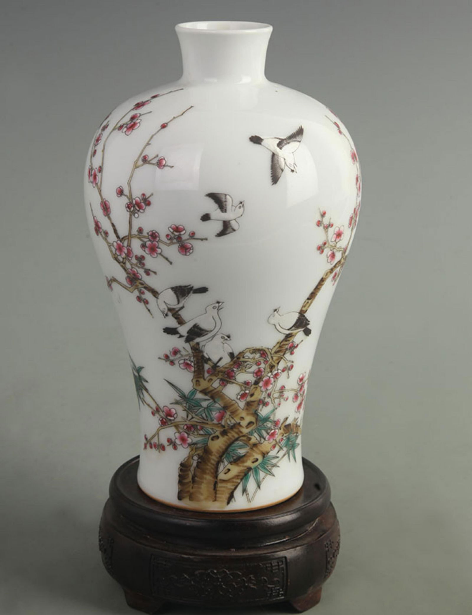 FAMILLE ROSE “MAGPIE ON PLUM?? PATTERN VASE: Qing Dynasty Yong Zheng Period; High: 9.00 inch; Width: 4.50 inch;