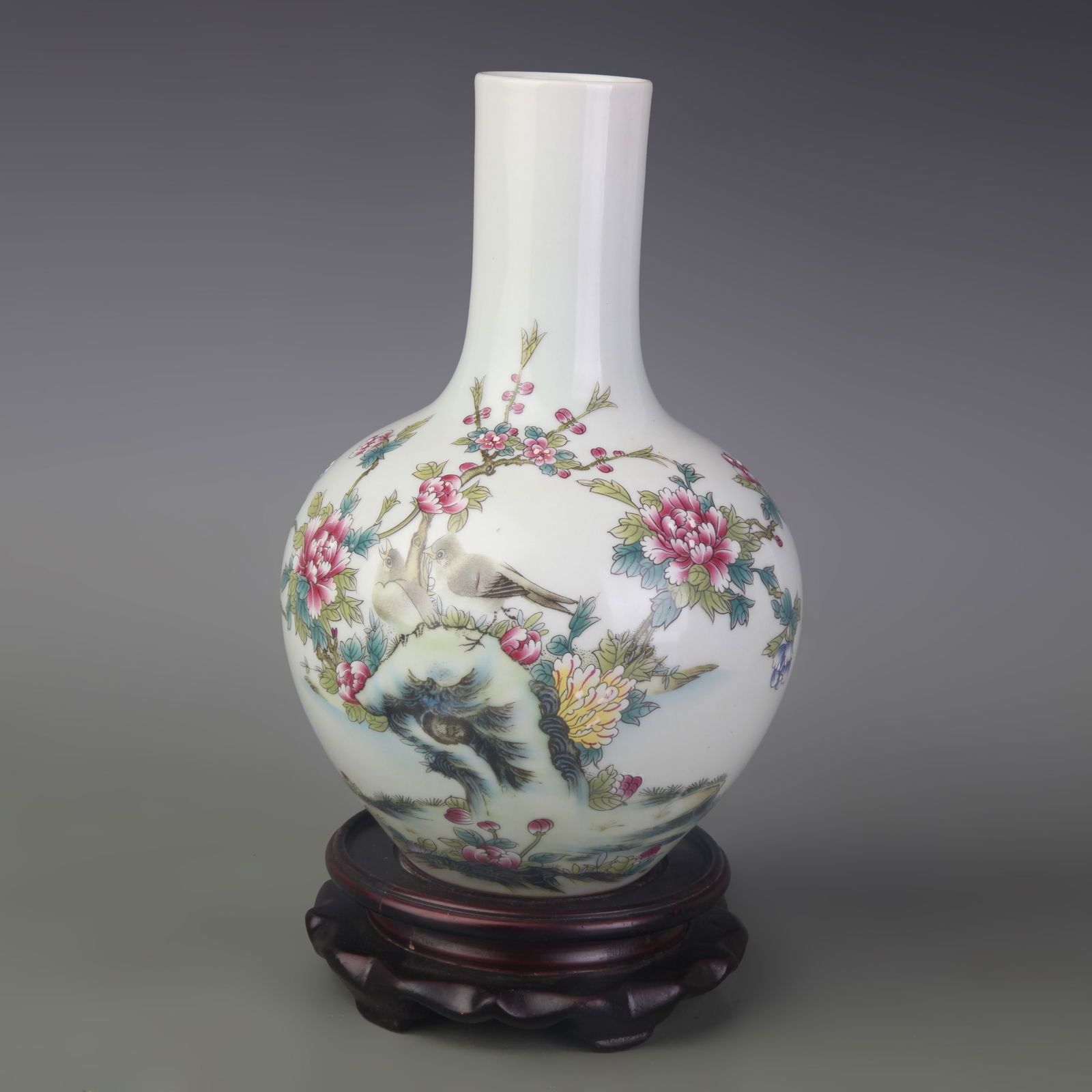 FAMILLE ROSE GLOBULAR VASE WITH FLORAL AND BIRD DESIGN: Qing Dynasty Qian Long Period; Diameter: 1.9 inch; High:9.0 inch