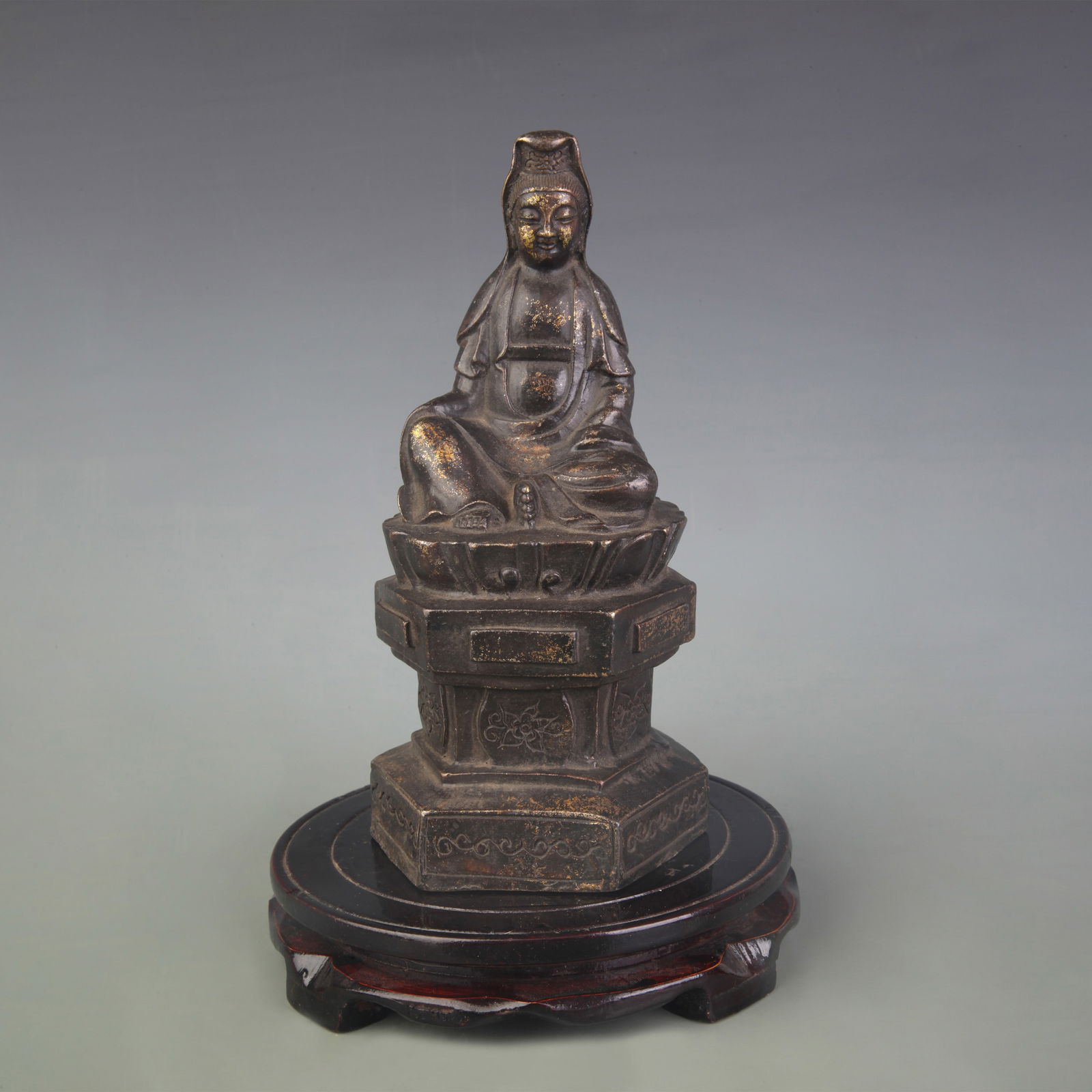 A FINE BRONZE SEATED GUANYIN STATUE: Qing Dynasty; High:9.0 inch