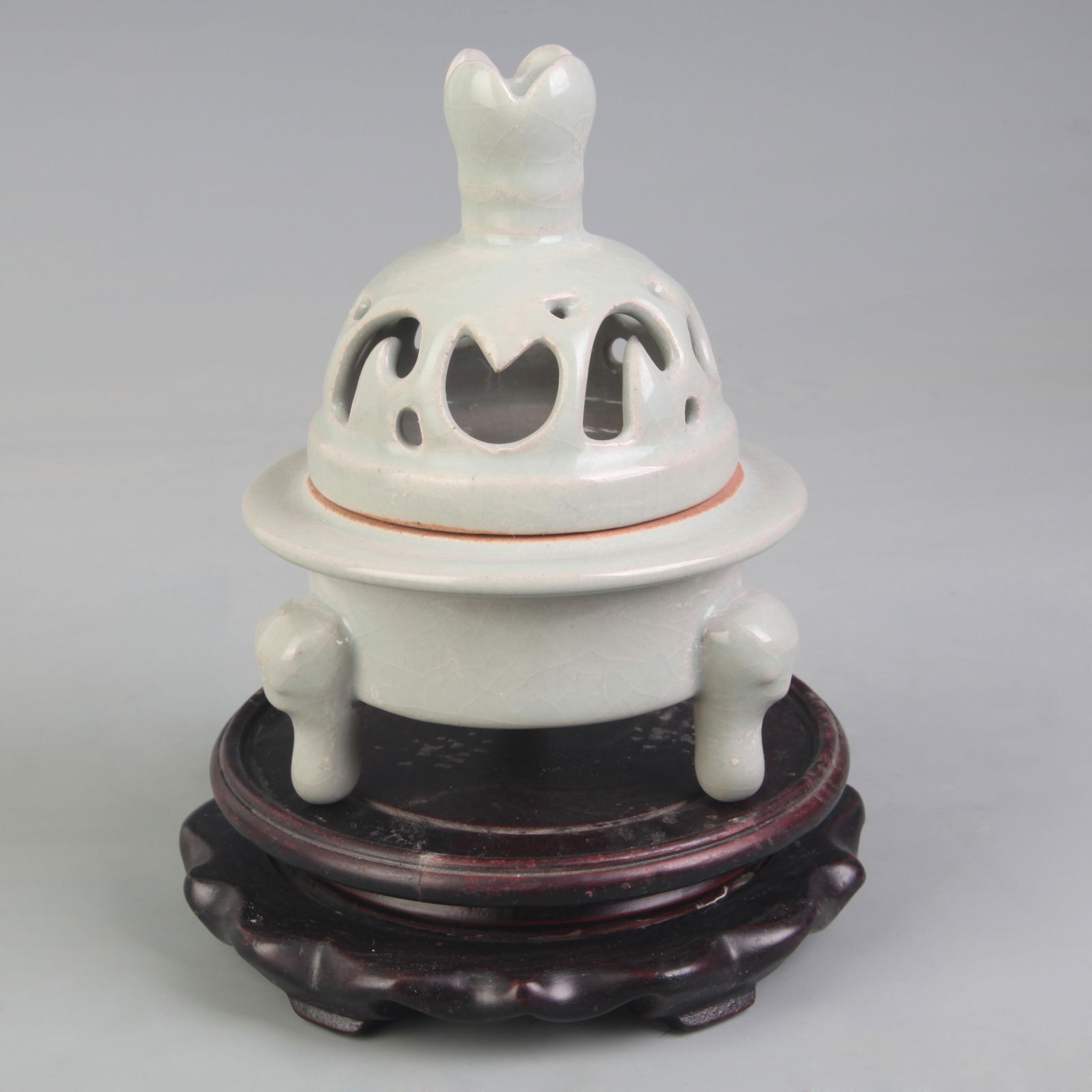 A FINE RU KILN HOLLOW CARVING PORCELAIN INCENSE BURNER: Ming Dynasty Style; High: 5.5 inch; Diameter:4.2 inch;
