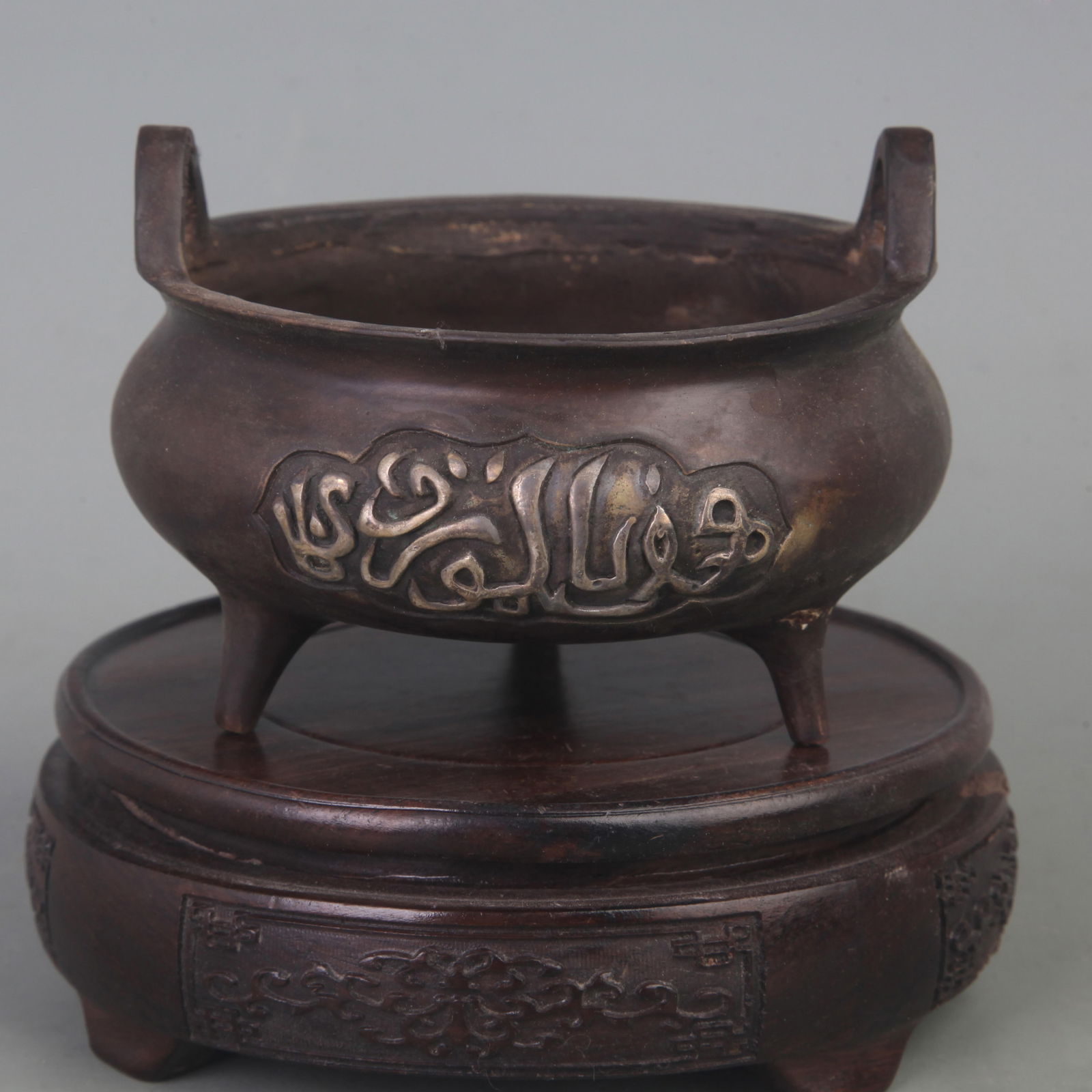 A FINE THREE-LEGGED STOVE WITH BRIDGE-SHAPED EARS CENSER: Ming Dynasty Style; Diameter: 4.3 inch; High: 3.3 inch;