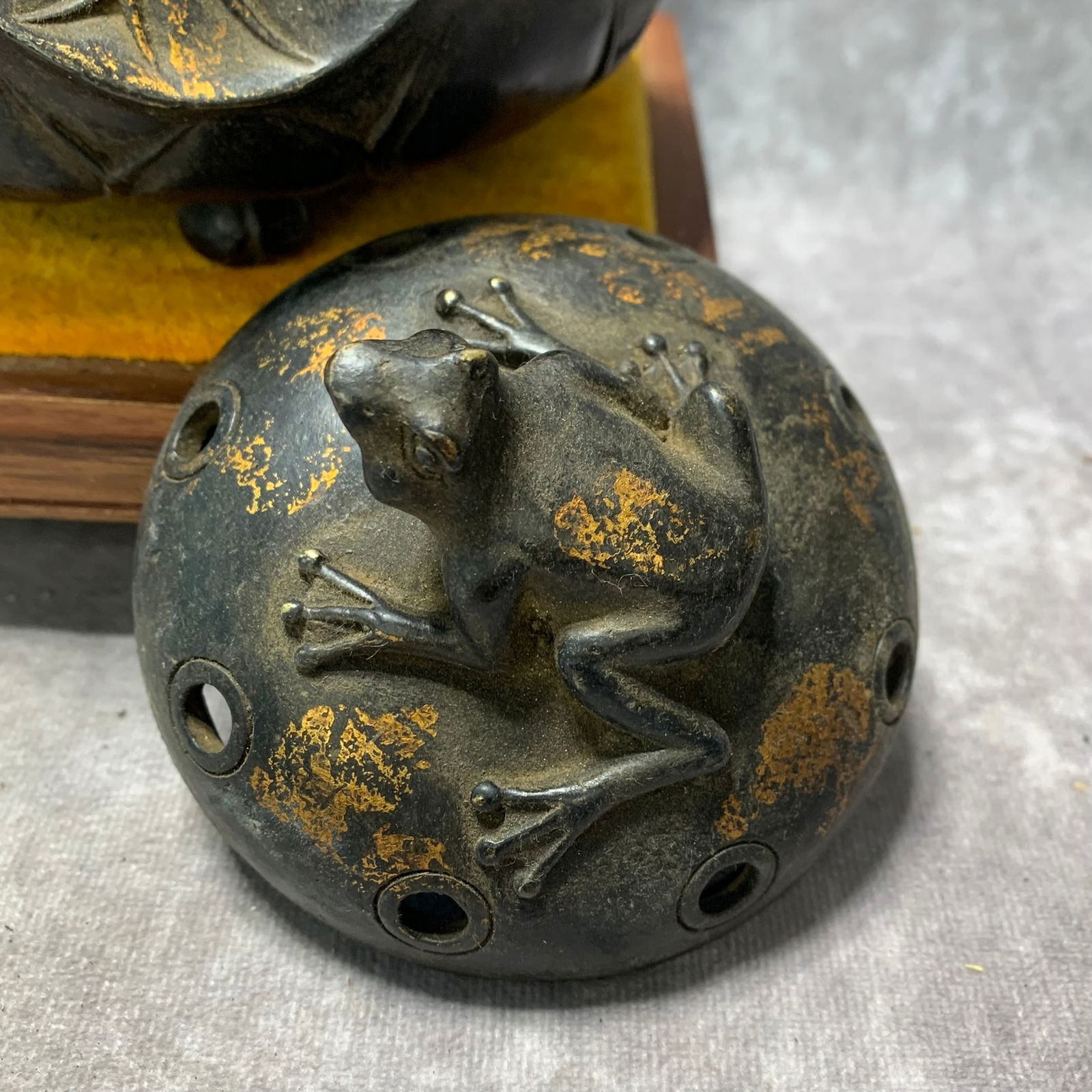 A FINE BRONZE FLOWER PATTERN BOTTLE - 2