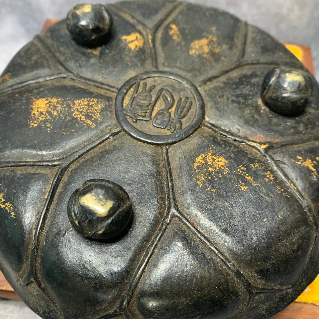 A FINE BRONZE FLOWER PATTERN BOTTLE - 4