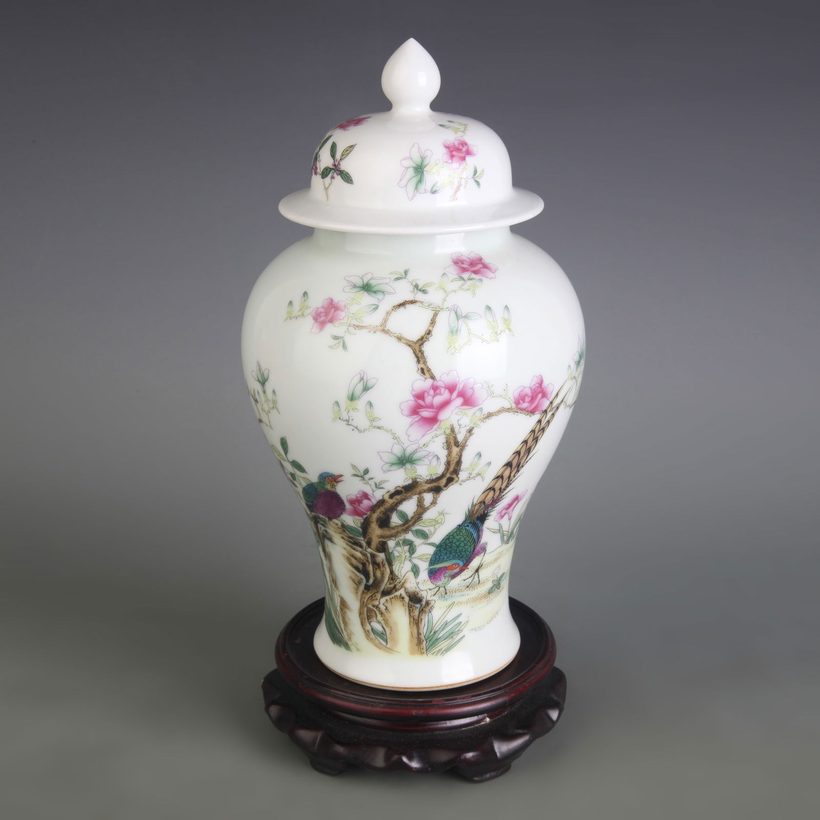 FAMILLE ROSE FLOWER AND BIRD PATTERN PORCELAIN GENERAL JAR STYLE: Qing Dynasty Qian Long Period; Diameter: Diameter: 3.0 inch; High: 10.0 inch;