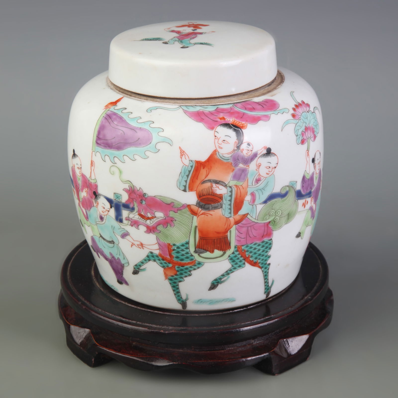FAMILLE ROSE COLOR FIGURE PATTERN PORCELAIN TEA JAR: Qing Dynasty; Diameter: 3.2 inch; High: 5.8 inch;