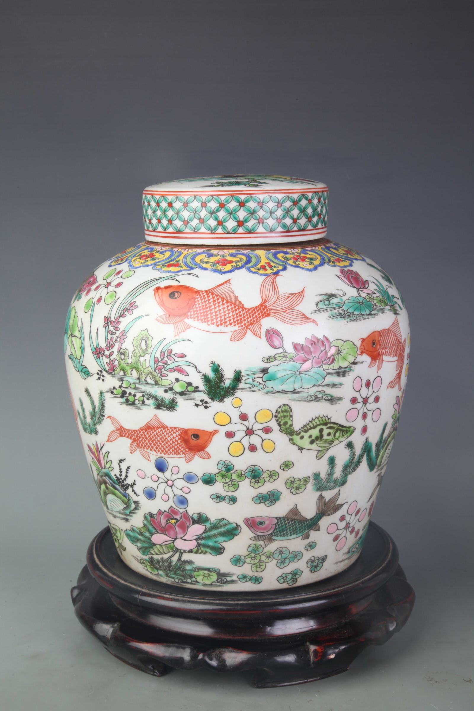 A FINE FAMILLE ROSE PORCELAIN JAR WITH FISH MOTIF (1 of 6)