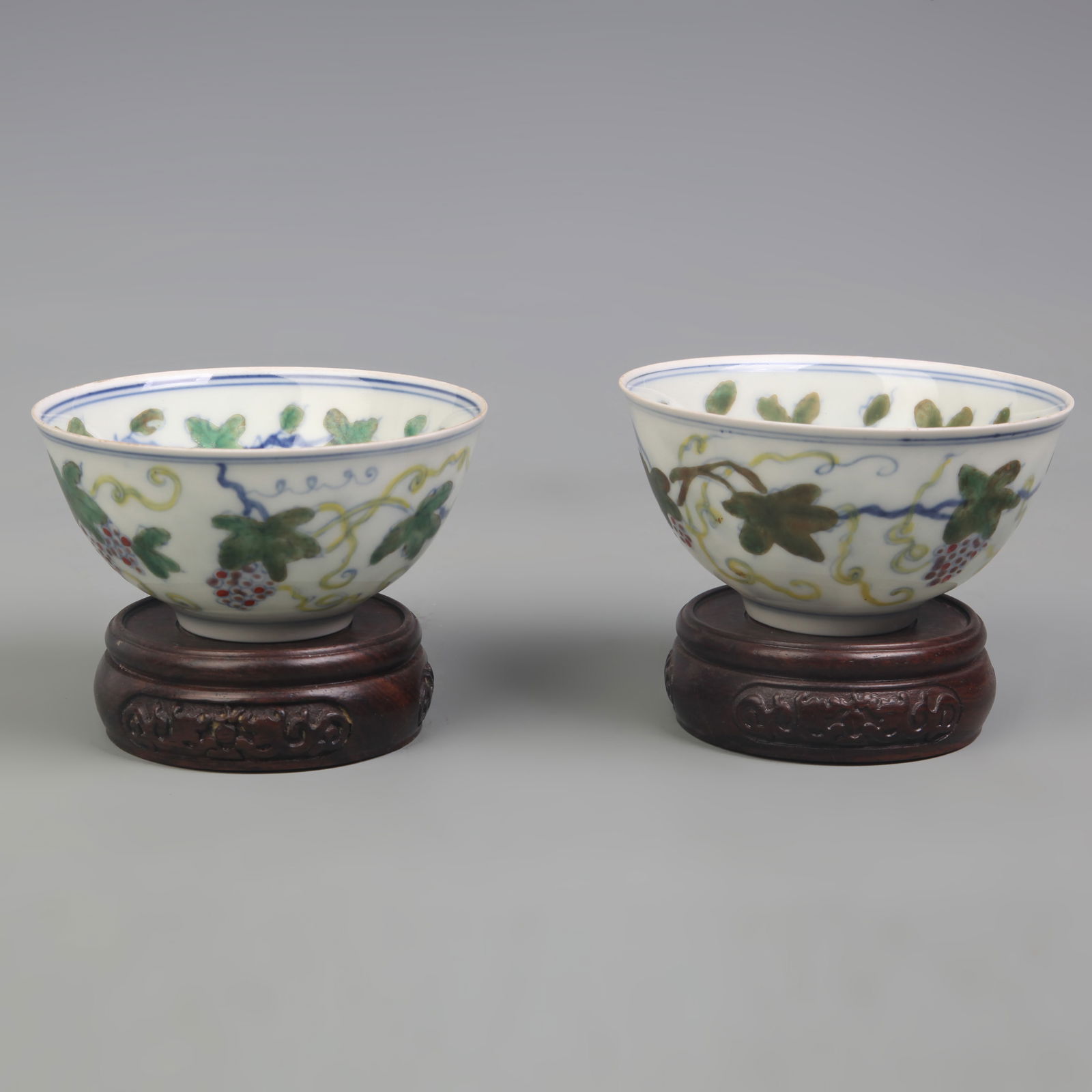 PAIR OF FAMILLE VERTE GRAPE PATTERN PORCELAIN BOWLS (1 of 13)