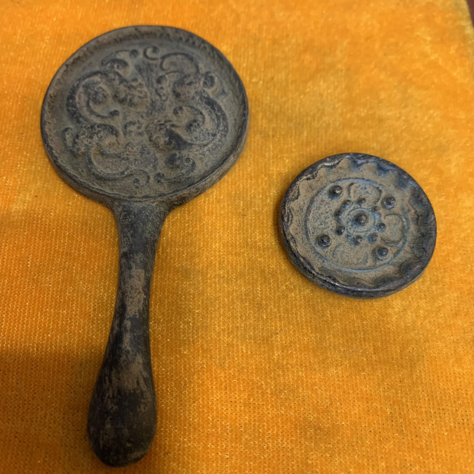 GROUP OF TWO SMALL BRONZE MIRROR: Qing Dynasty; High: 4.2 inch; Diameter: 2.0 inch; . Diameter: 1.3 inch;