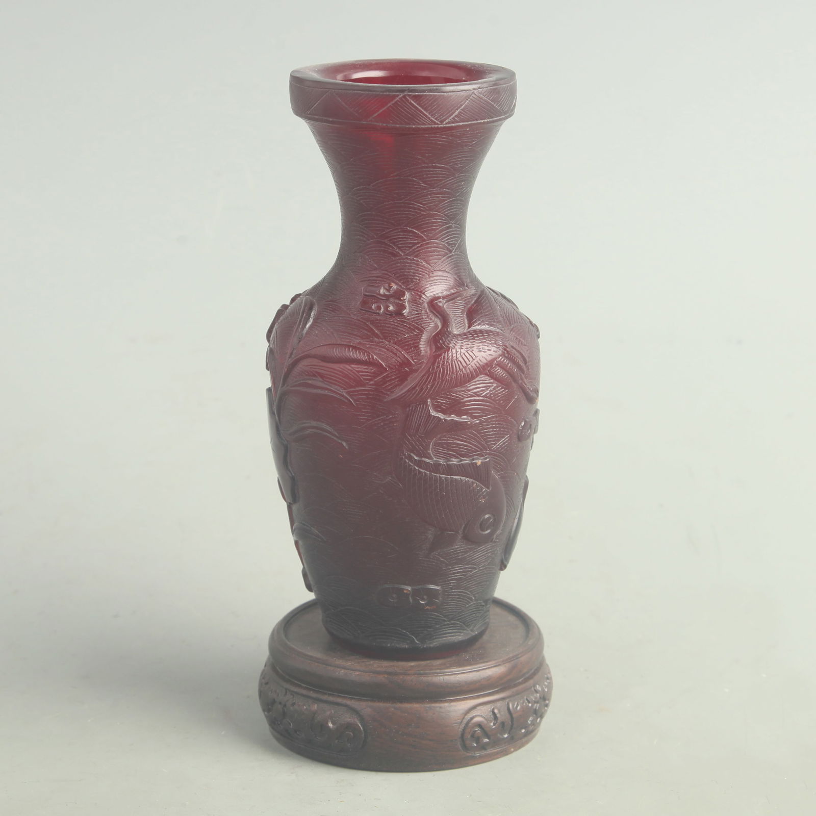 PURPLE LUI LI GLASS VASE WITH FISH DESIGN: Qing Dynasty; High:5.80 inch; Diameter: 1.70 inch;