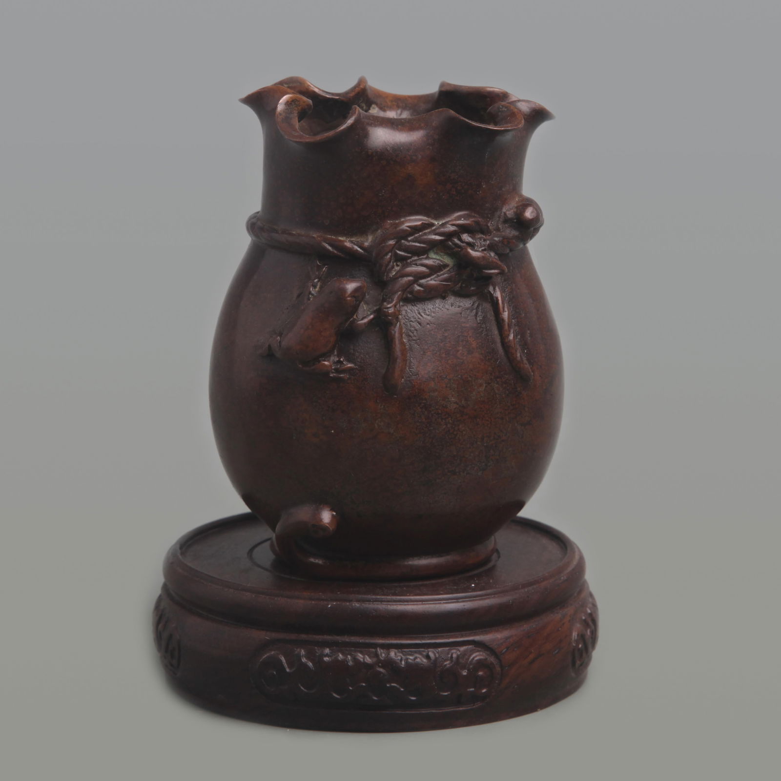 A FINE LEAF SHAPED TOP SMALL BRONZE JAR: Qing Dynasty; Diameter: 3.0 inch; High: 4.0 inch;