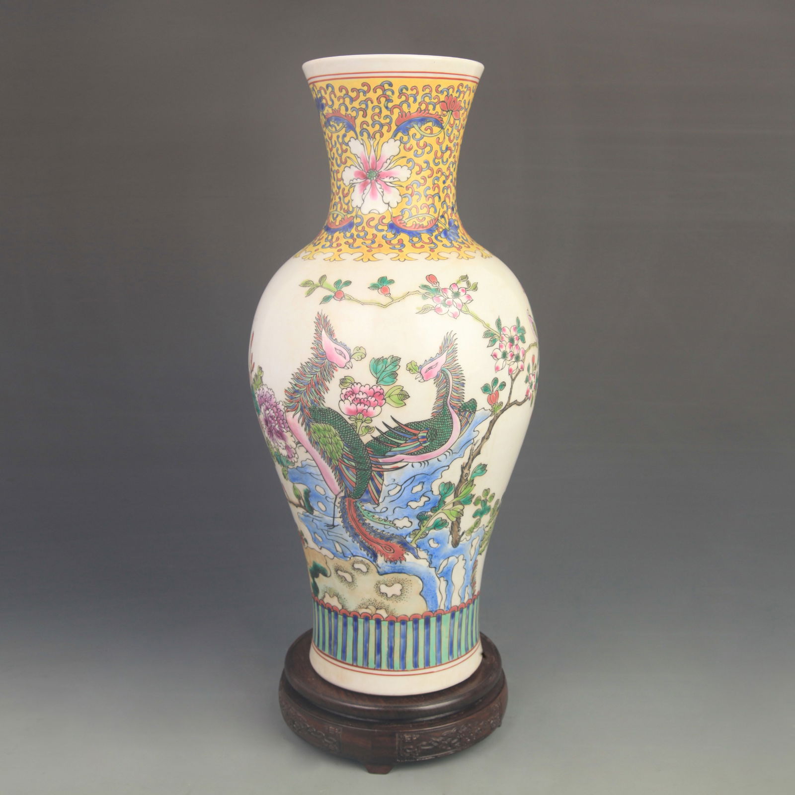 FAMILLE ROSE PORCELAIN VASE WITH PHOENIX PATTERNS (1 of 5)