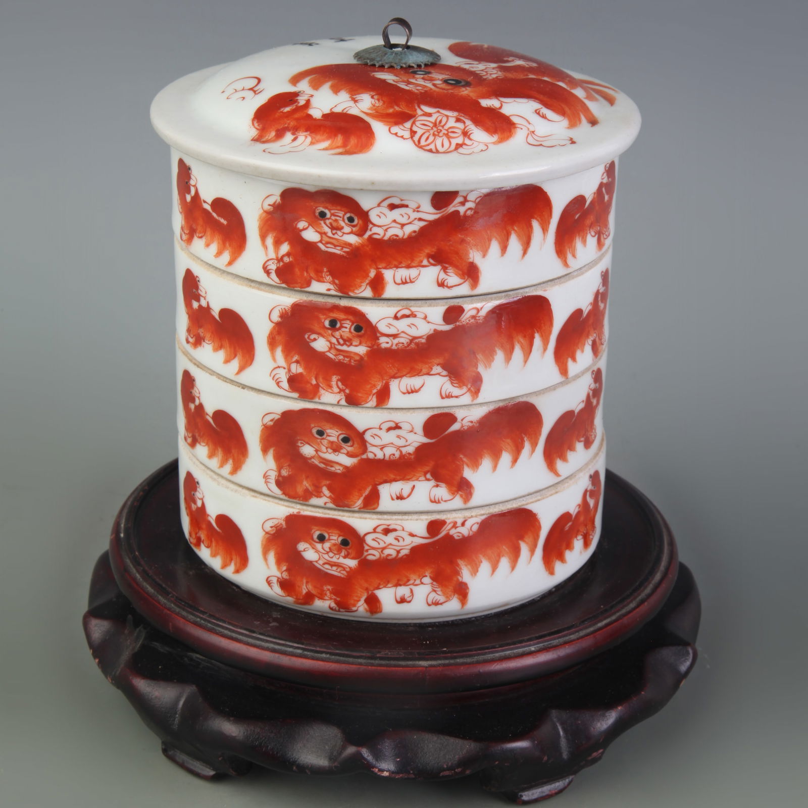 FAMILLE ROSE LION PATTERN MULTI-LAYERED PORCELAIN FRUIT BOX: Qing Dynasty Tong Zhi Period; Diameter: 4.6 inch; High: 5.0 inch;