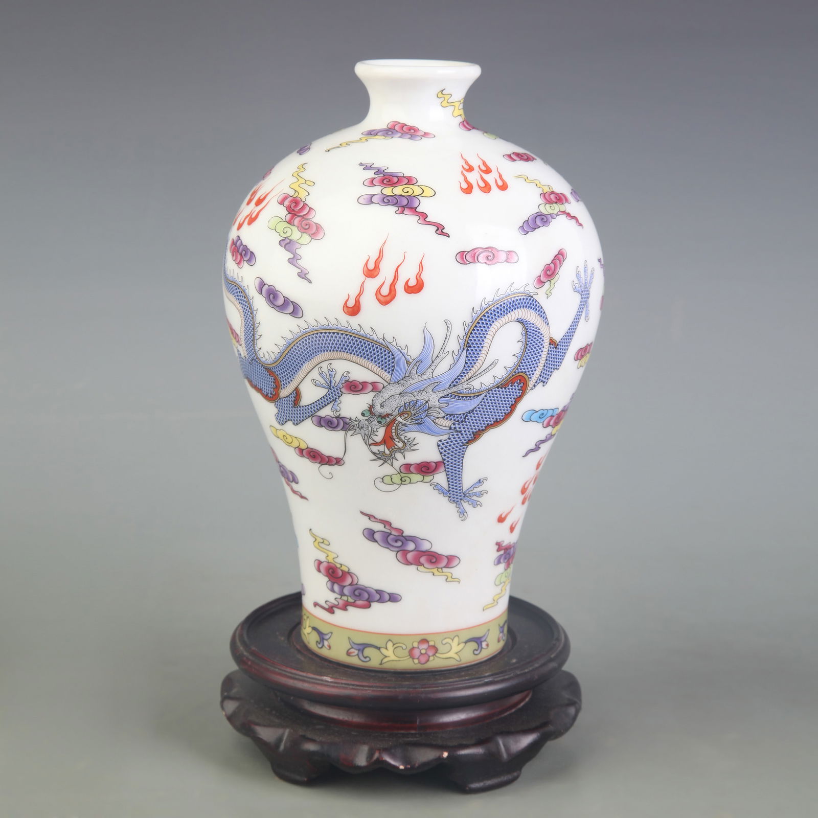 FAMILLE ROSE MEI PING PORCELAIN VASE WITH DRAGON MOTIF: Qing Dynasty Qian Long Period; Diameter: 2.8 inch; High:8.1 inch