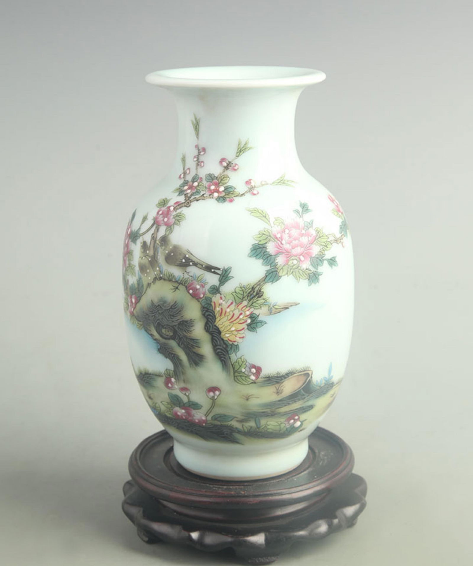 FAMILLE ROSE FLORAL AND BIRD GOURD STYLE PORCELAIN VASE: Qing Dynasty Qian Long Period: High: 8.20 inch; Width: 4.50 inch;