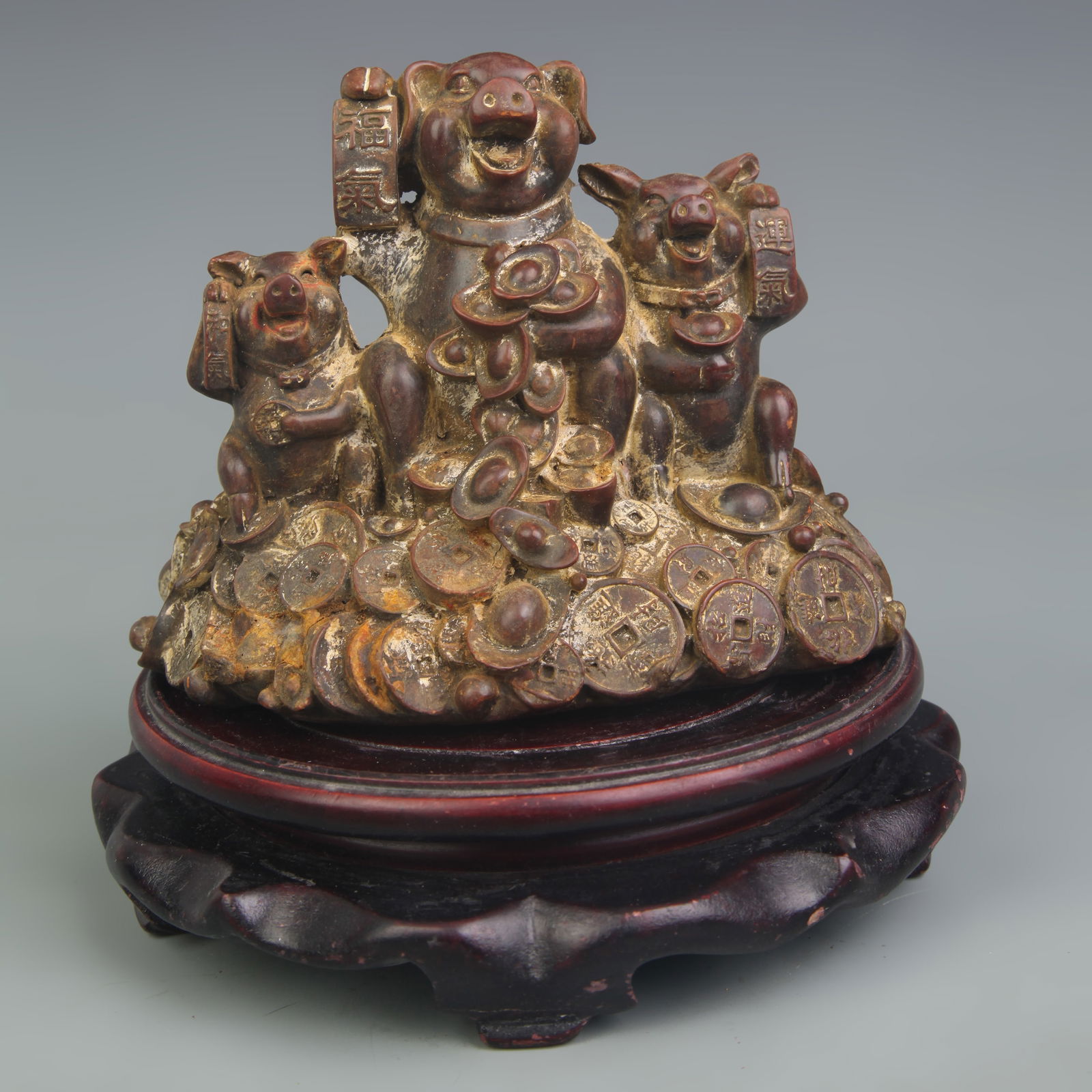 A FINE THREE PIG WOODEN CARVING ORNAMENT (1 of 5)