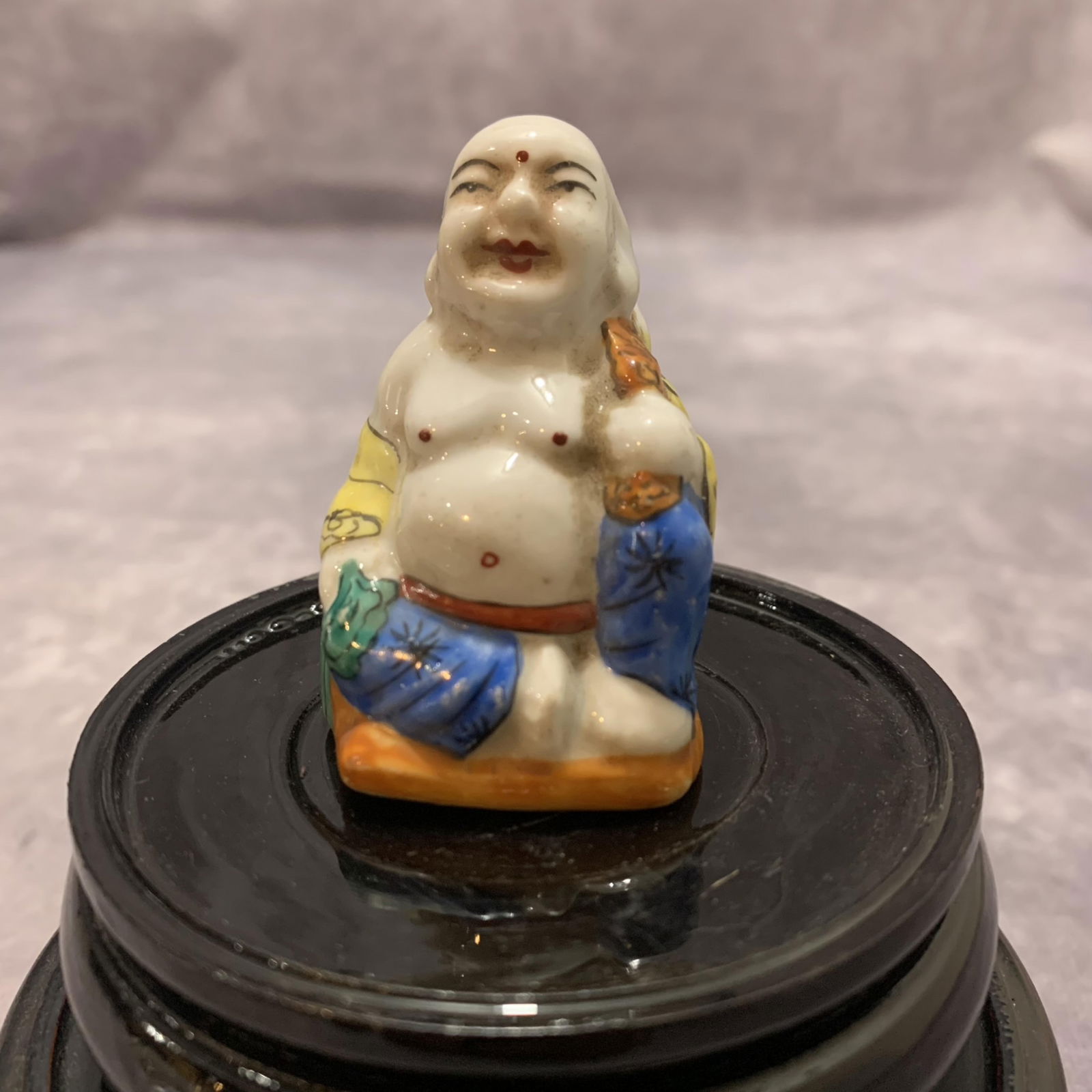 FAMILLE ROSE HUMAN FIGURE PORCELAIN SNUFF BOTTLE: Long: 2.3 inch; Width: 1.0 inch; High: 1.4 inch;