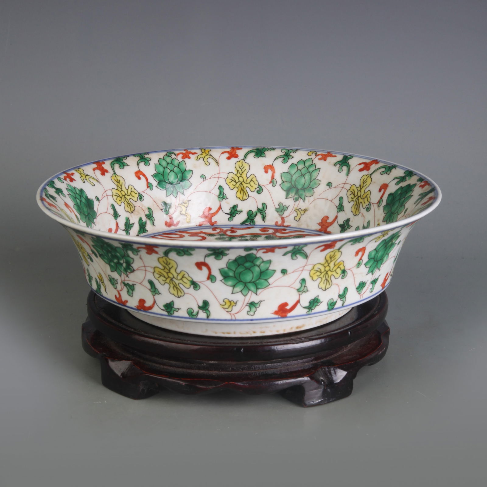 A FINE FIVE COLORED FLORAL DESIGN PORCELAIN BOWL: Ming Dynasty Style Wan Li Period: Diameter: 8.8 inch; High: 2.5 inch;
