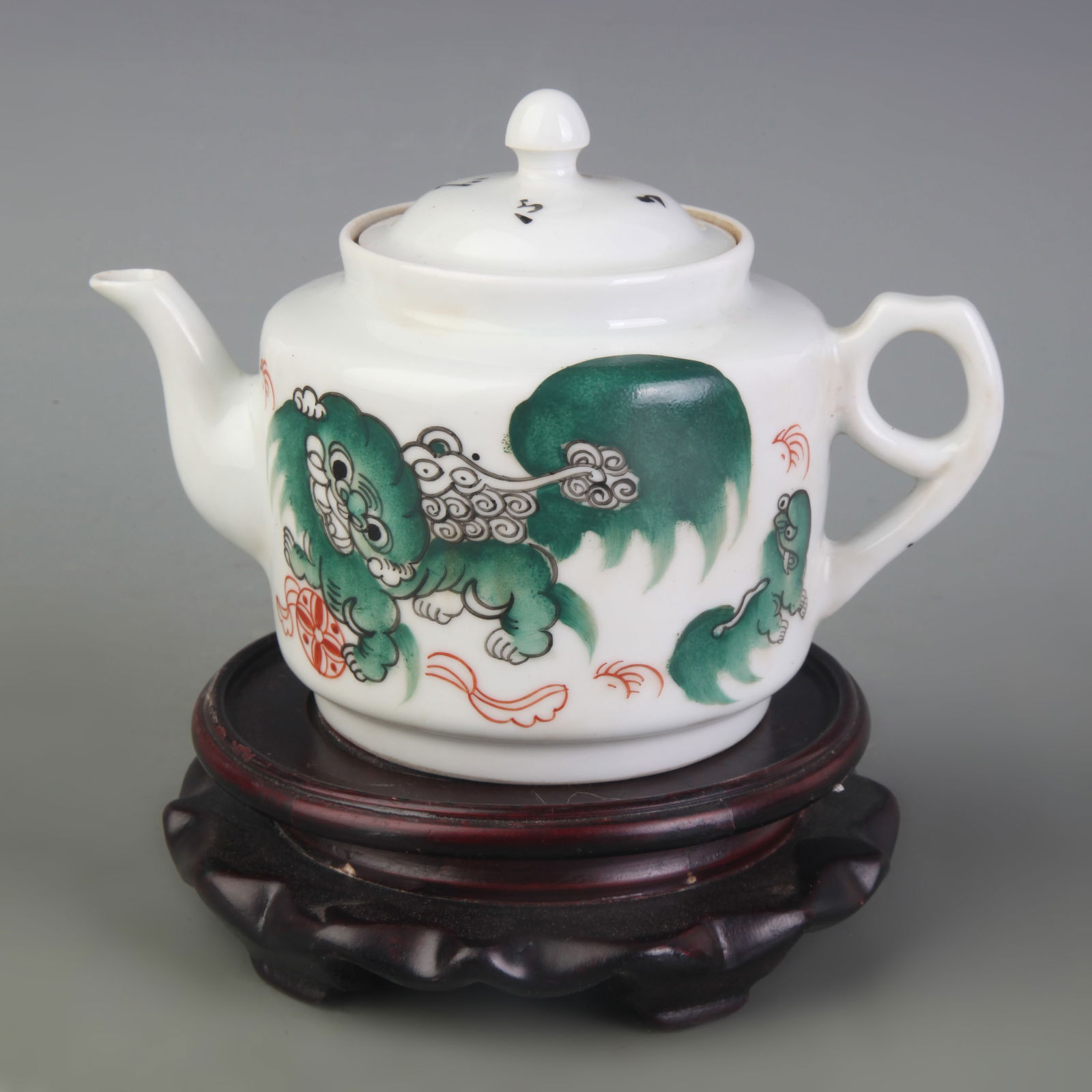 FAMILLE ROSE TEAPOT WITH GRAND TUTOR AND JUNIOR GUARDIAN MOTIF (1 of 5)