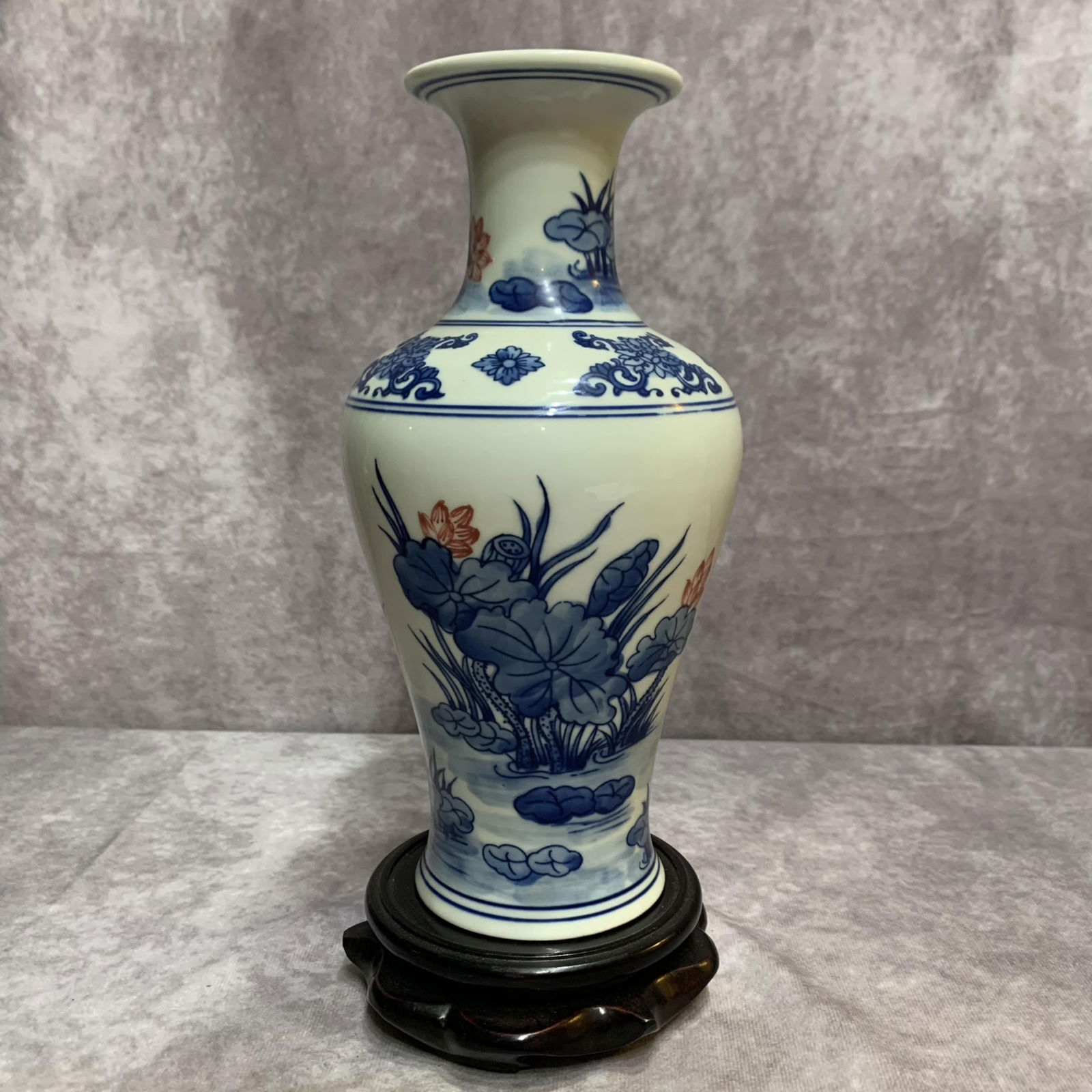 A FINE BLUE AND WHITE LANDSCAPING PATTERN PORCELAIN VASE (1 of 6)