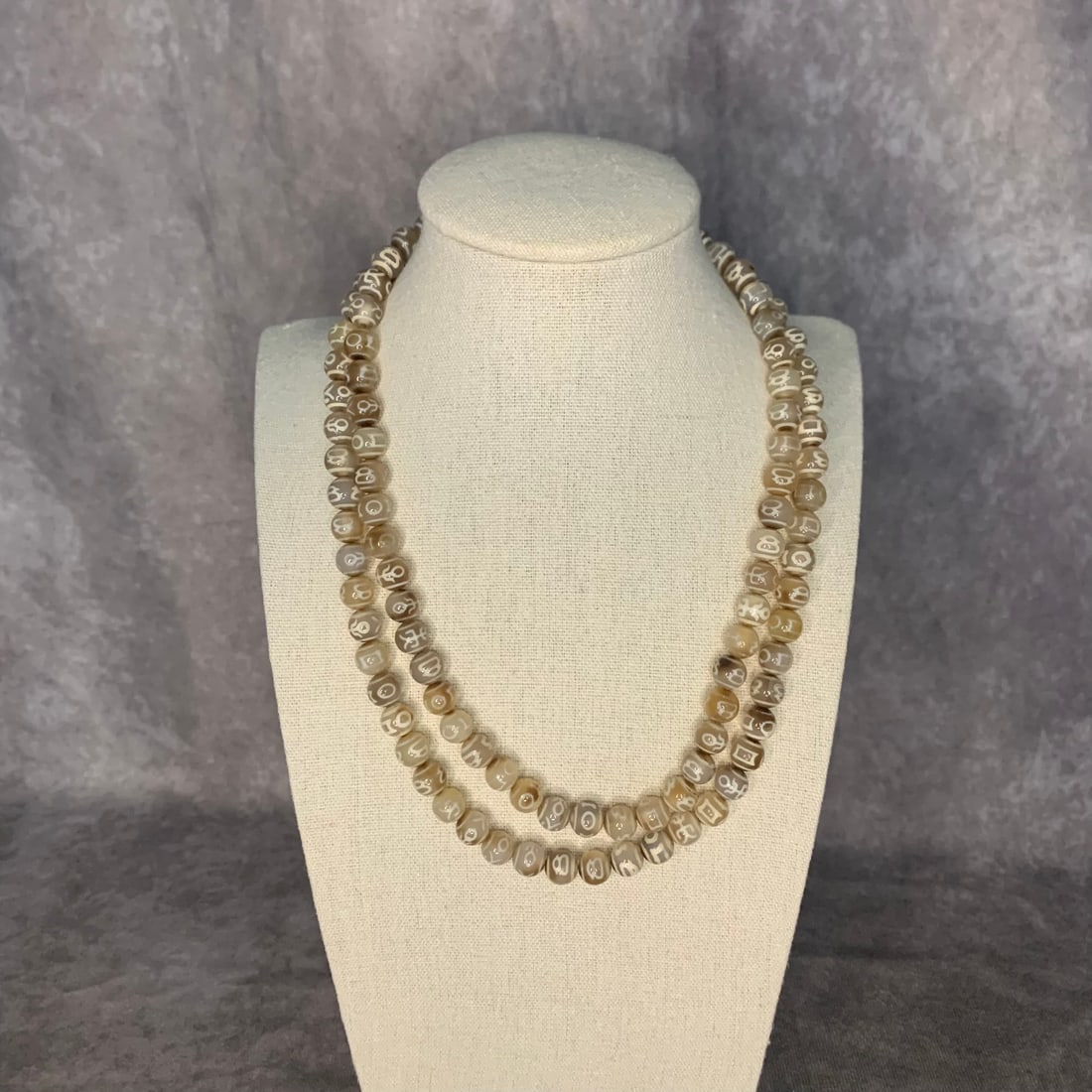 A FINE AGATE STONE MADE NECKLACE (1 of 4)