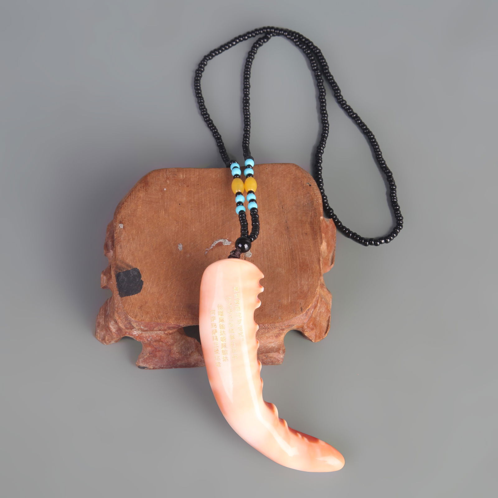 GIANT CLAM SHELL NECKLACE: Modern; Long: 3.5 inch; Width: 0.9 inch;