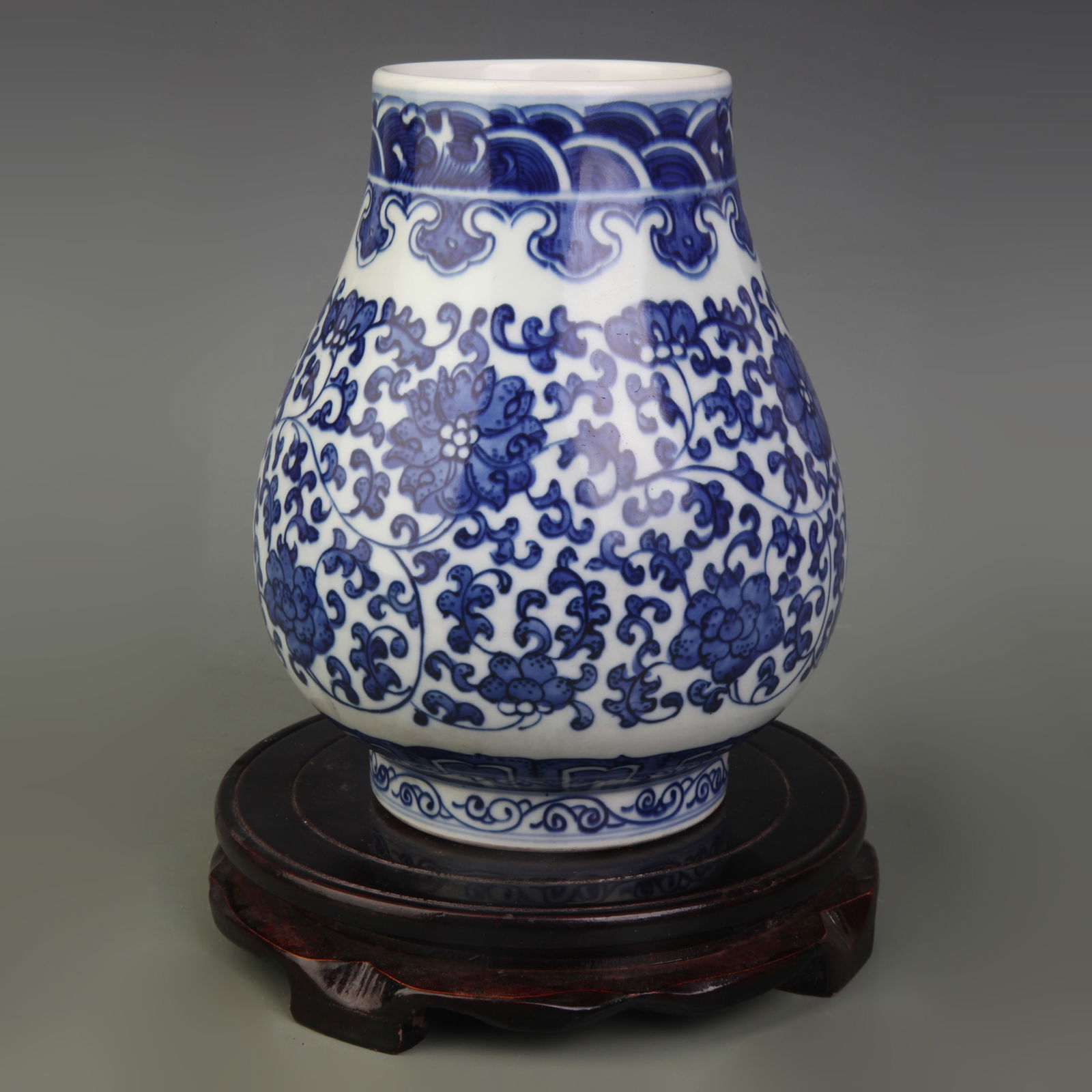 BLUE-AND-WHITE FLOWER PATTERN PORCELAIN VASE: Qing Dynasty Qian Long Period; Diameter: 3.5 inch; High: 7.6 inch;