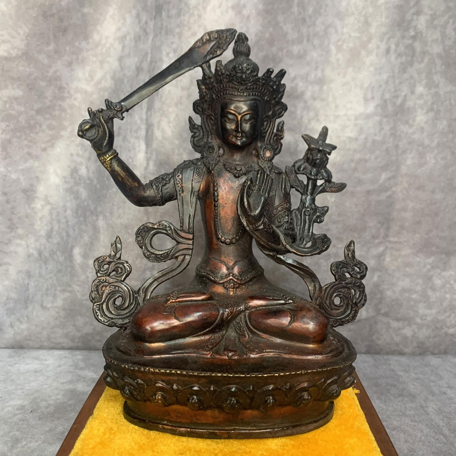 A FINE BRONZE MANJUSRI BUDDHA STATUE (1 of 7)