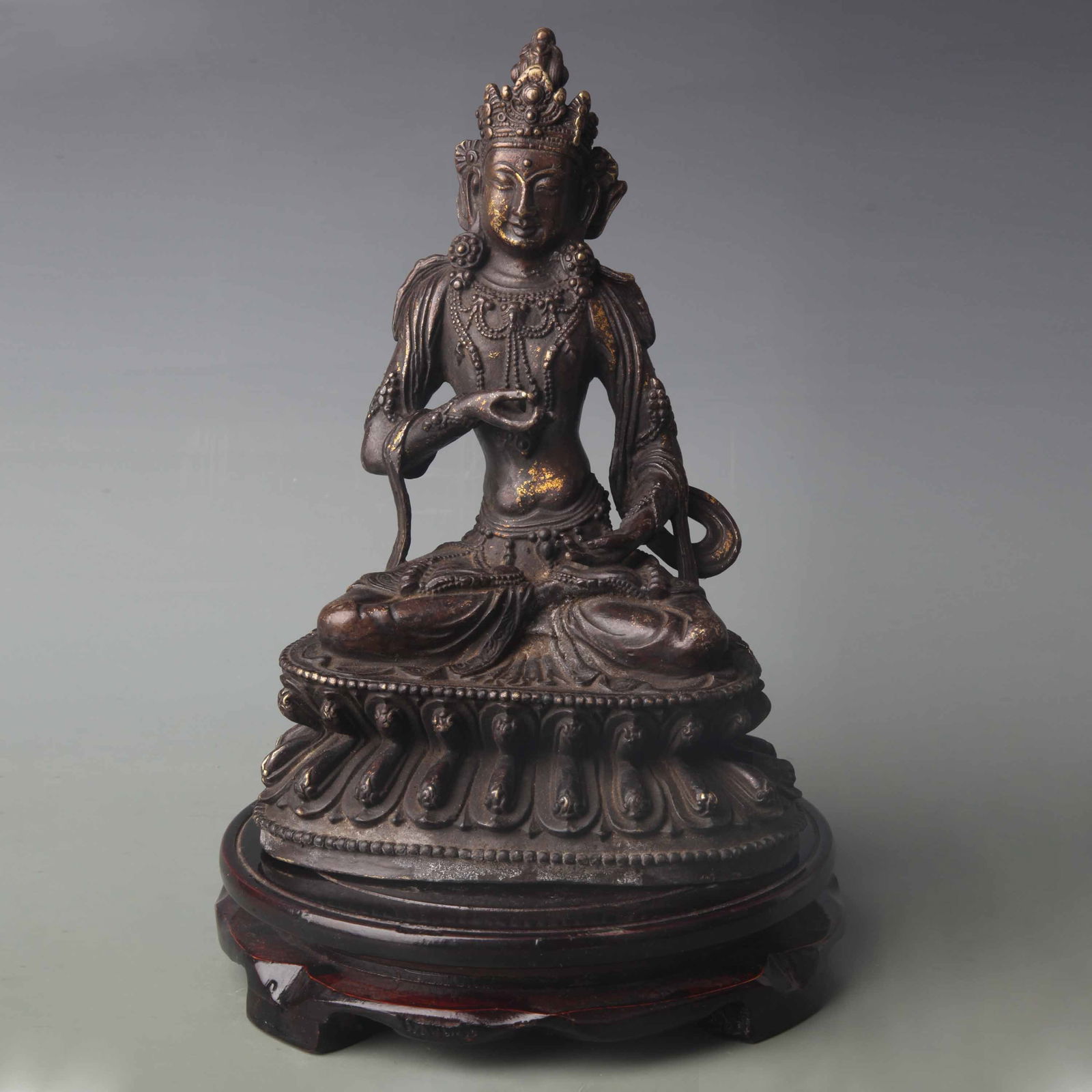 A FINE BRONZE BUDDHA STATUE (1 of 5)