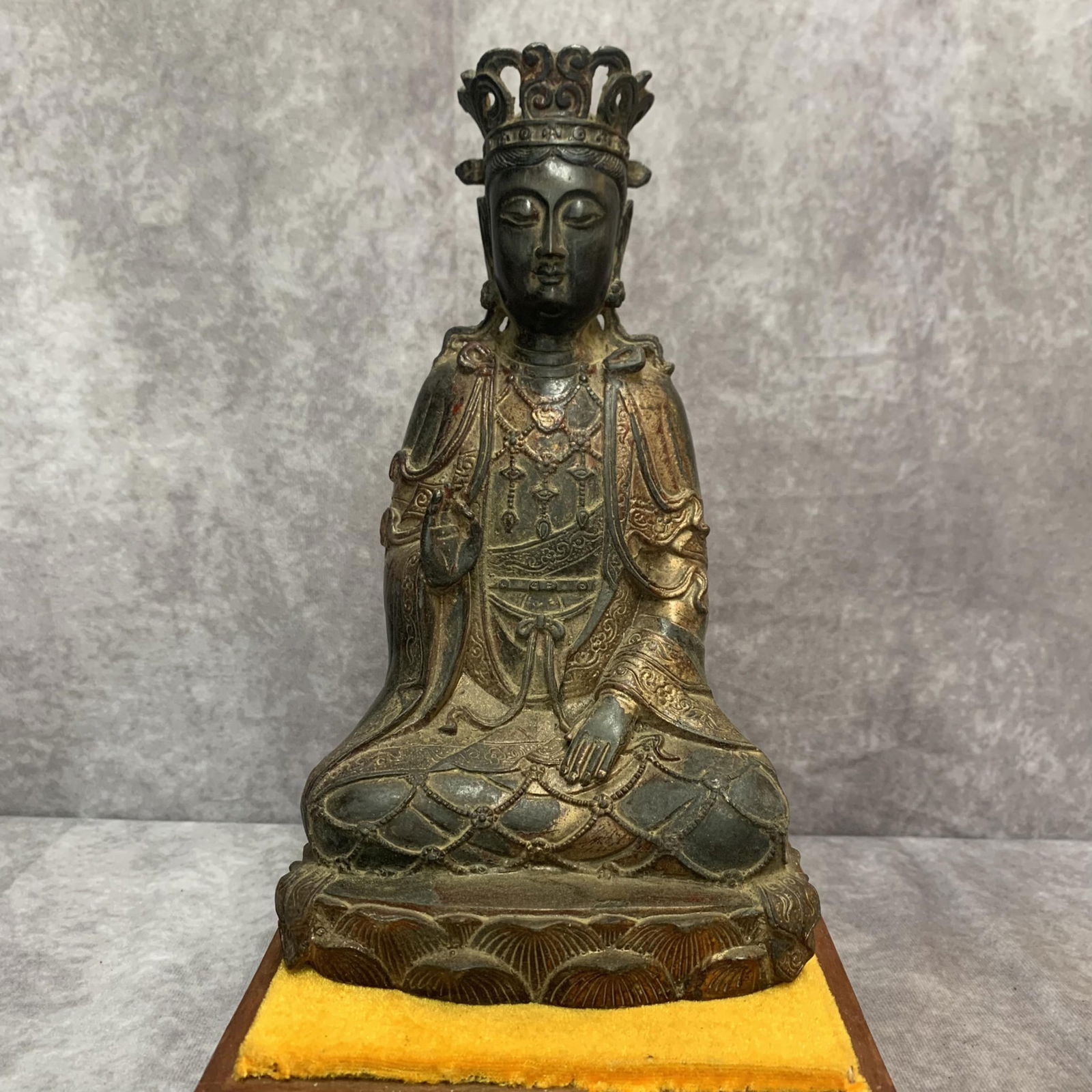 A FINE BRONZE BUDDHA STATUE: Qing Dynasty; High: 10.0 inch; Width: 5.6 inch; Long: 4.0 inch;