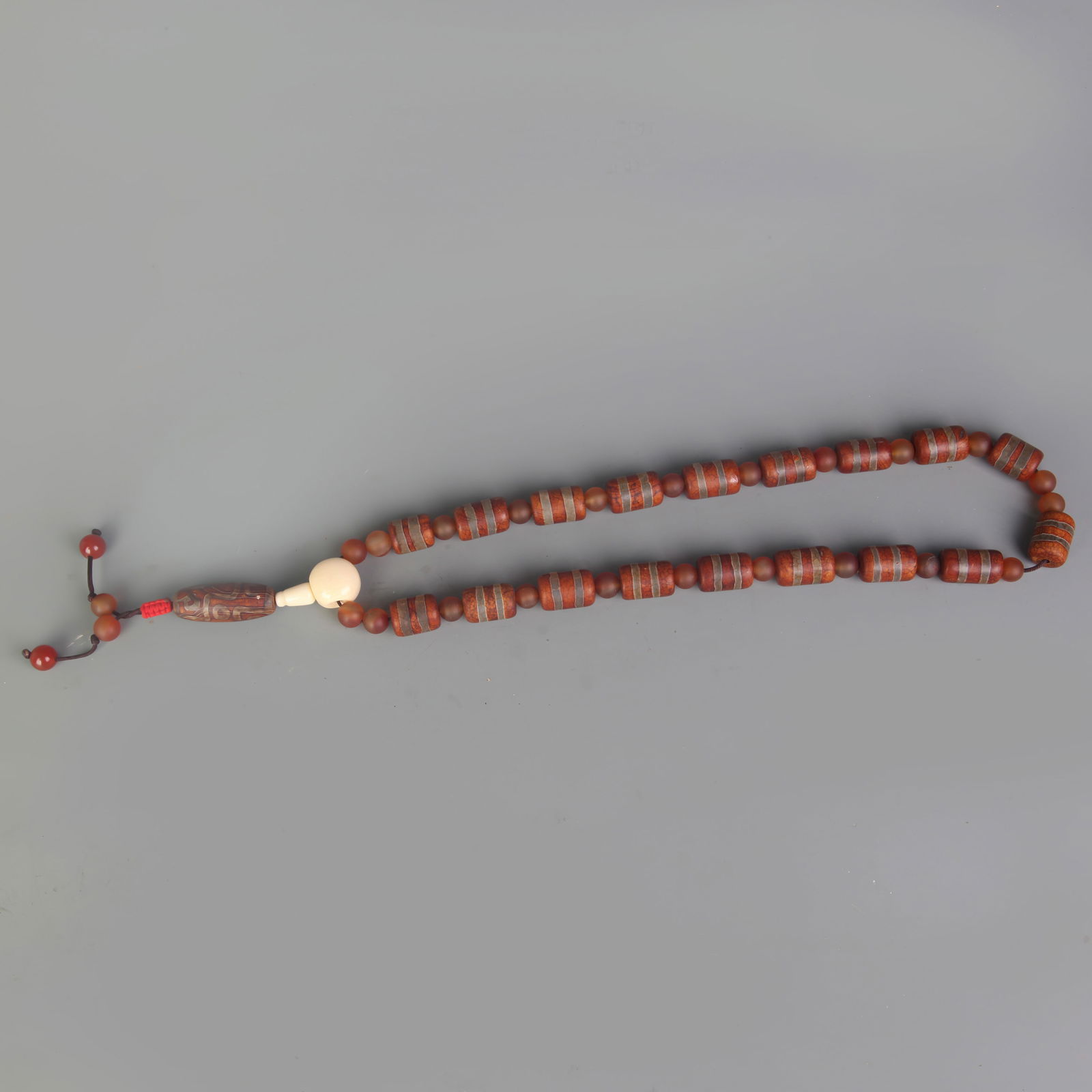 A FINE TIBETAN DZI BEAD NECKLACE: Qing Dynasty; Long: 16.5 inch;