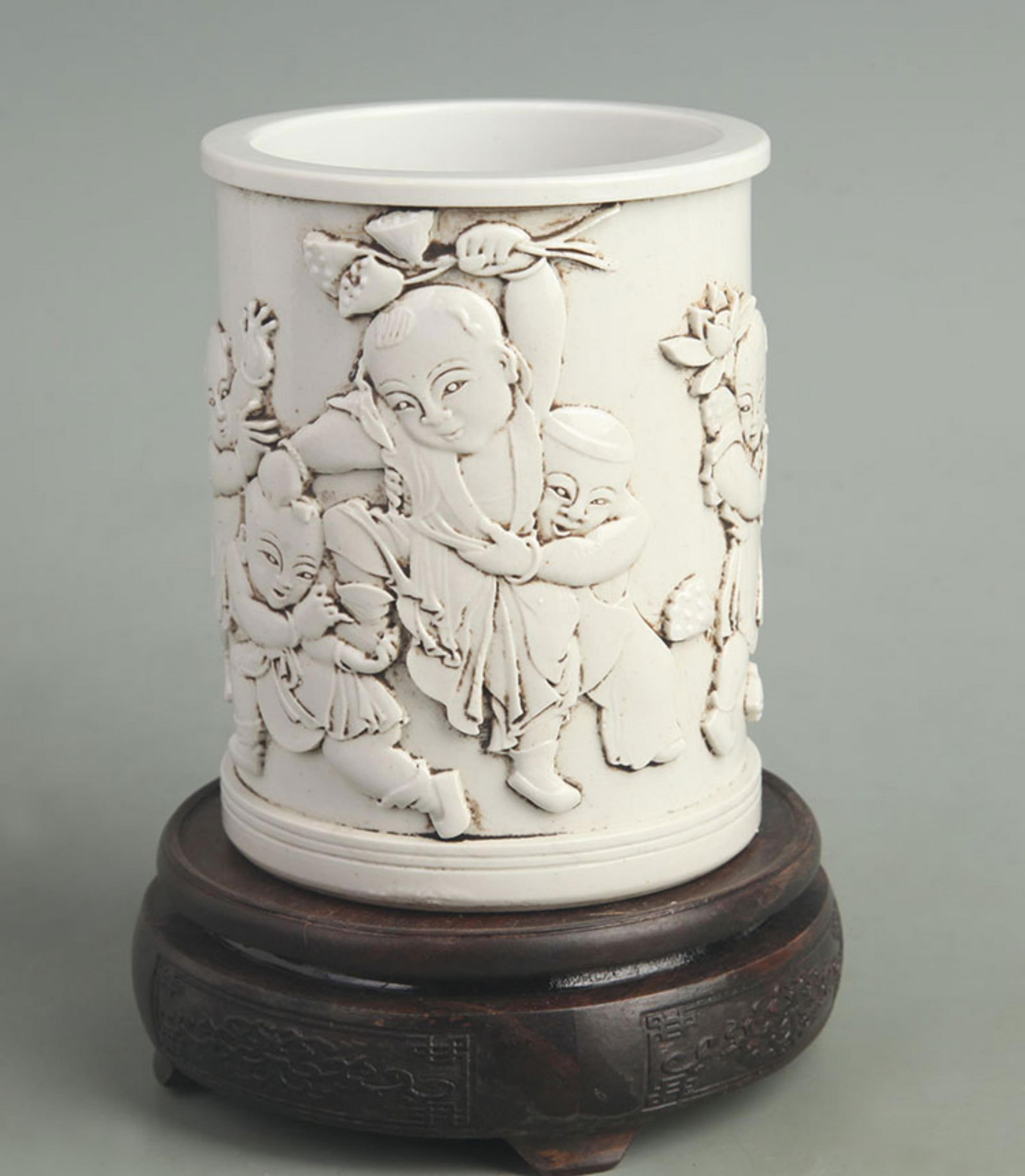WANG BINGRONG'S FIVE CHILDREN PATTERN PORCELAIN PEN HOLDER: Qing Dynasty; High: 5.50 inch; Diameter: 4.30 inch;