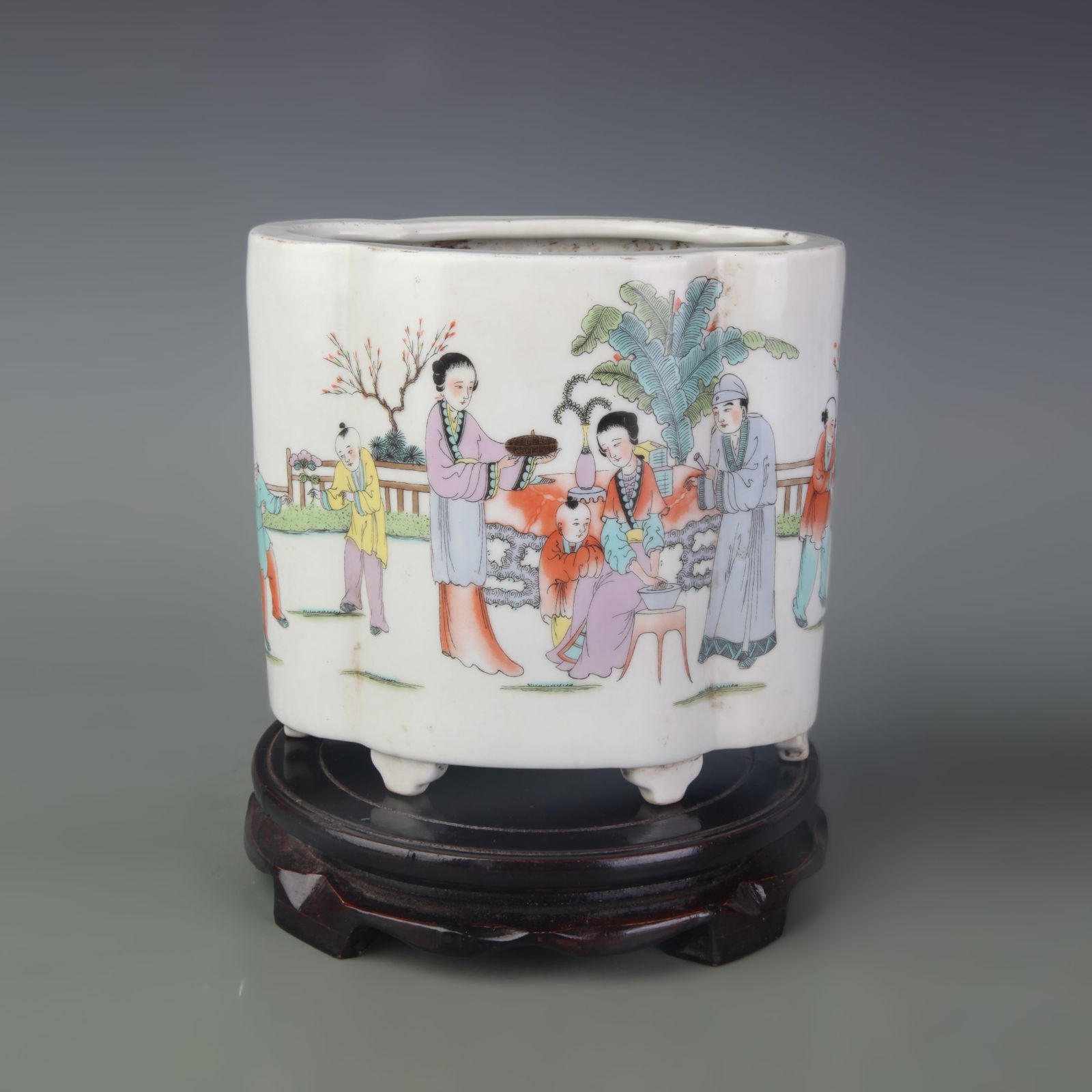 BRUSH POT WITH FIGURE PATTERNS: Qing Dynasty Hong Zhi Period; Width: 6.9 inch; High: 6.1 inch;