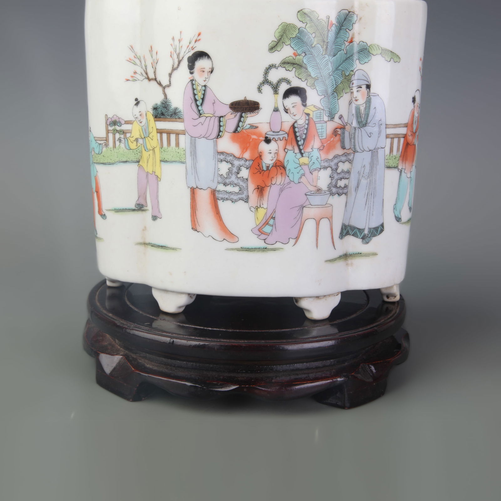 BRUSH POT WITH FIGURE PATTERNS - 3