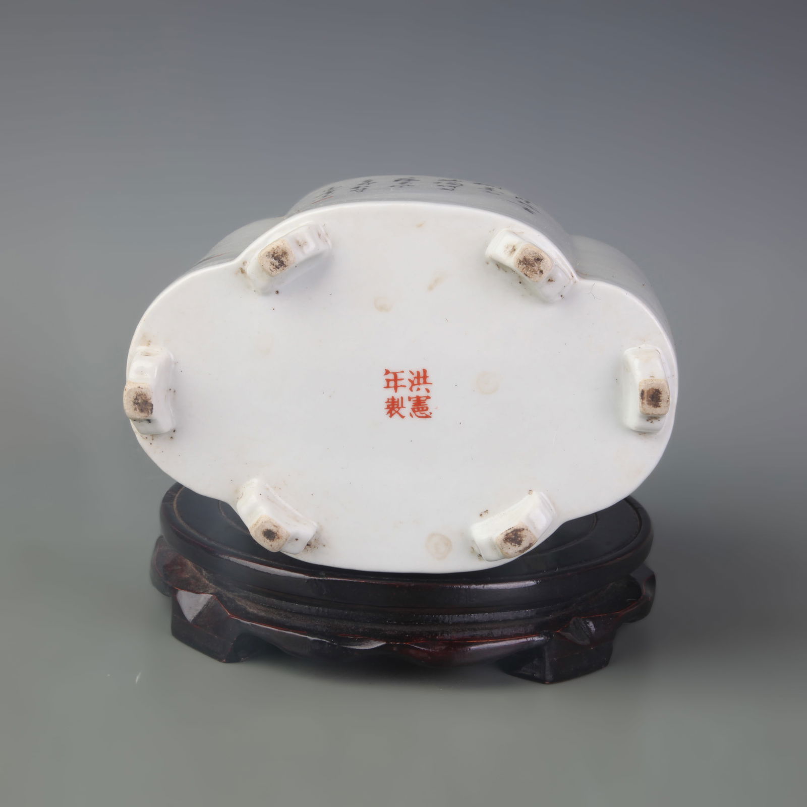 BRUSH POT WITH FIGURE PATTERNS - 5