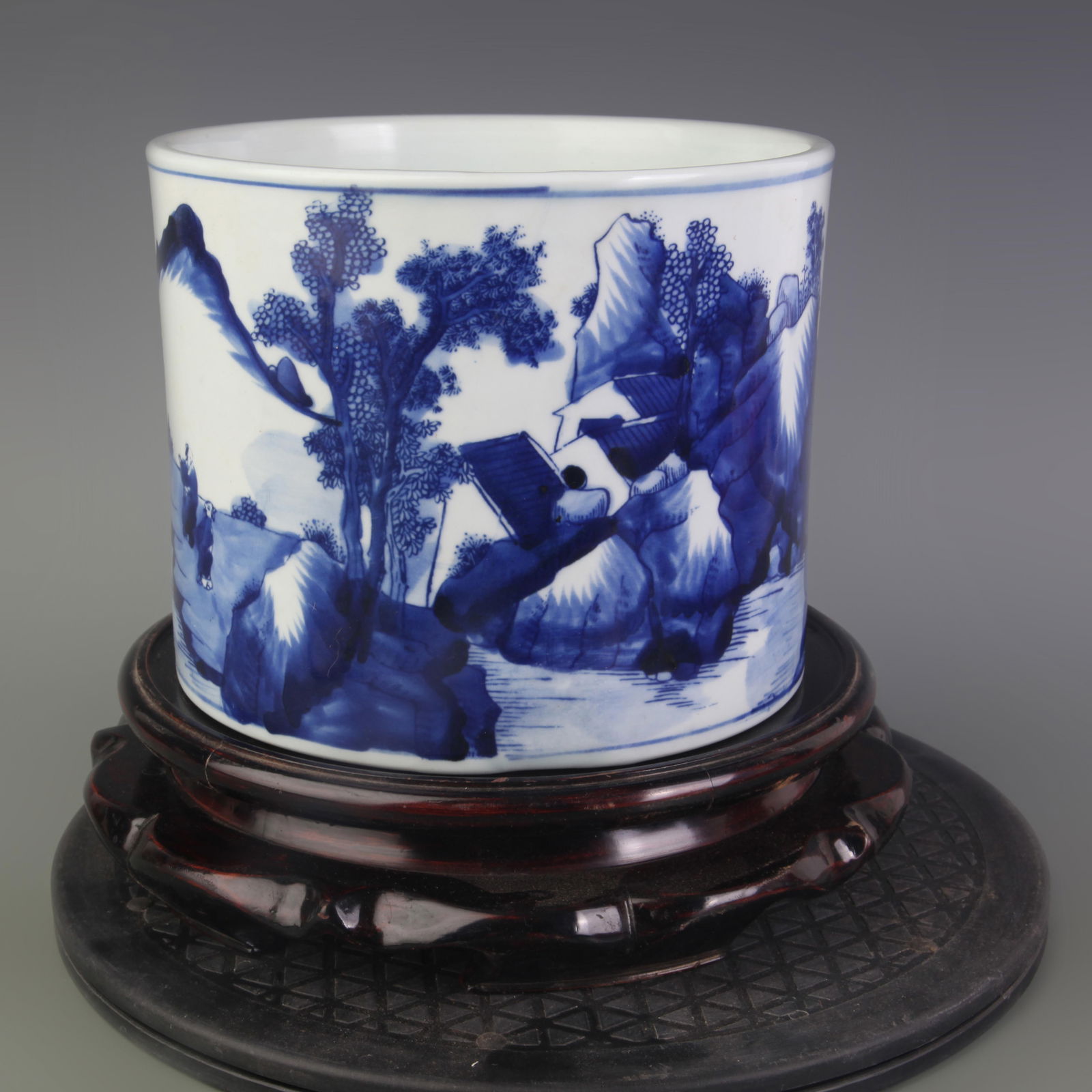 BLUE AND WHITE UNDERGLAZE RED LANDSCAPE FIGURE BRUSH POT: Qing Dynasty; Diameter:7.5 inch; High: 6.1 inch;