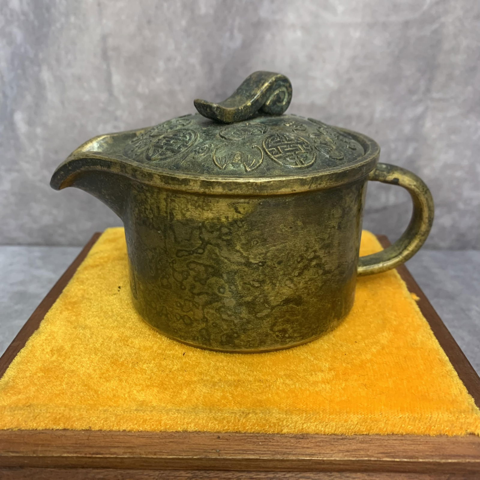 A FINE BRONZE CARVING TEAPOT: 20th Century; High: 3.4 inch; Width: 5.8 inch; Long: 3.8 inch;