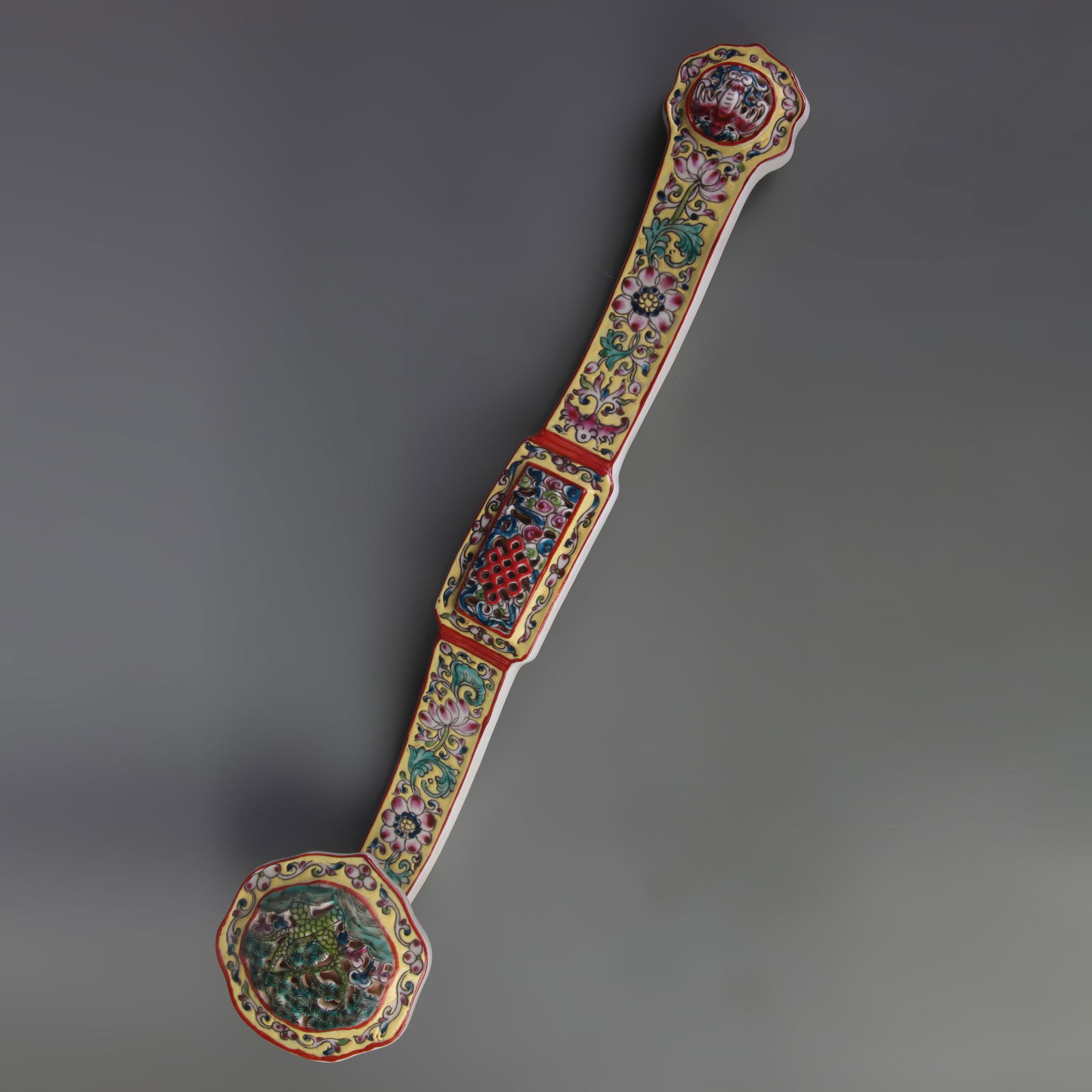 FAMILLE ROSE FLORAL PATTERN RUYI: Qing Dynasty Qian Long Period; Long: 20.0 inch;