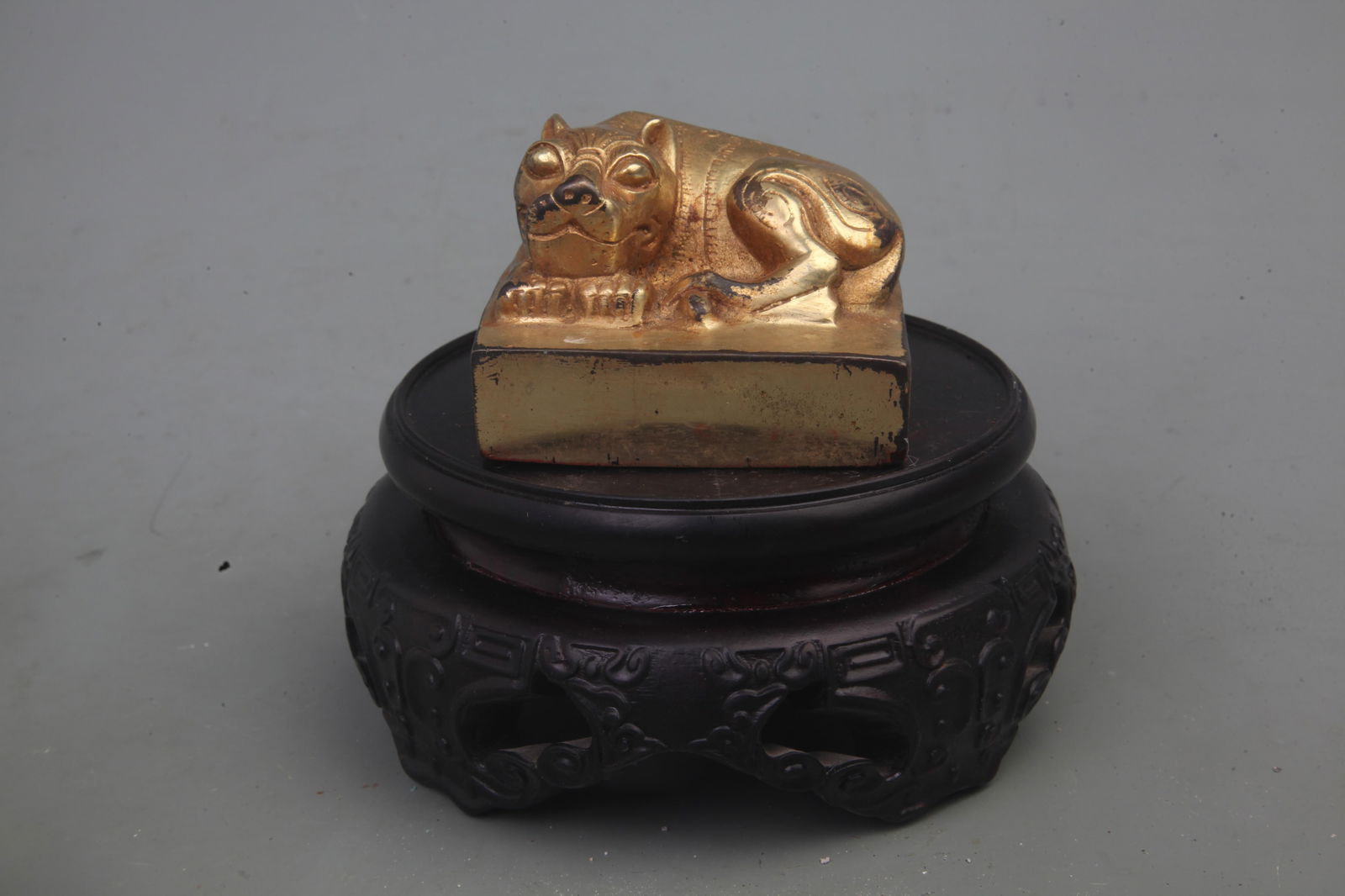 A FINE GILT BRONZE ANIMAL TOP STYLE SEAL (1 of 6)