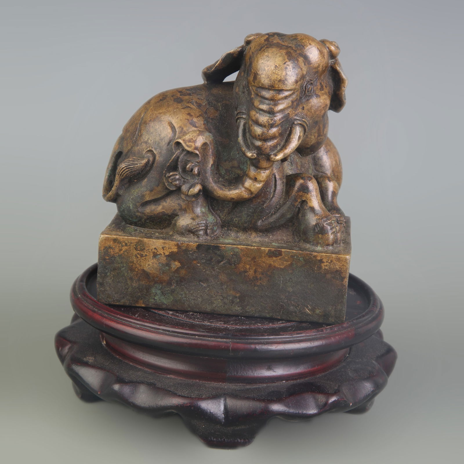 A FINE BRONZE ELEPHANT-FORM SEAL (1 of 5)