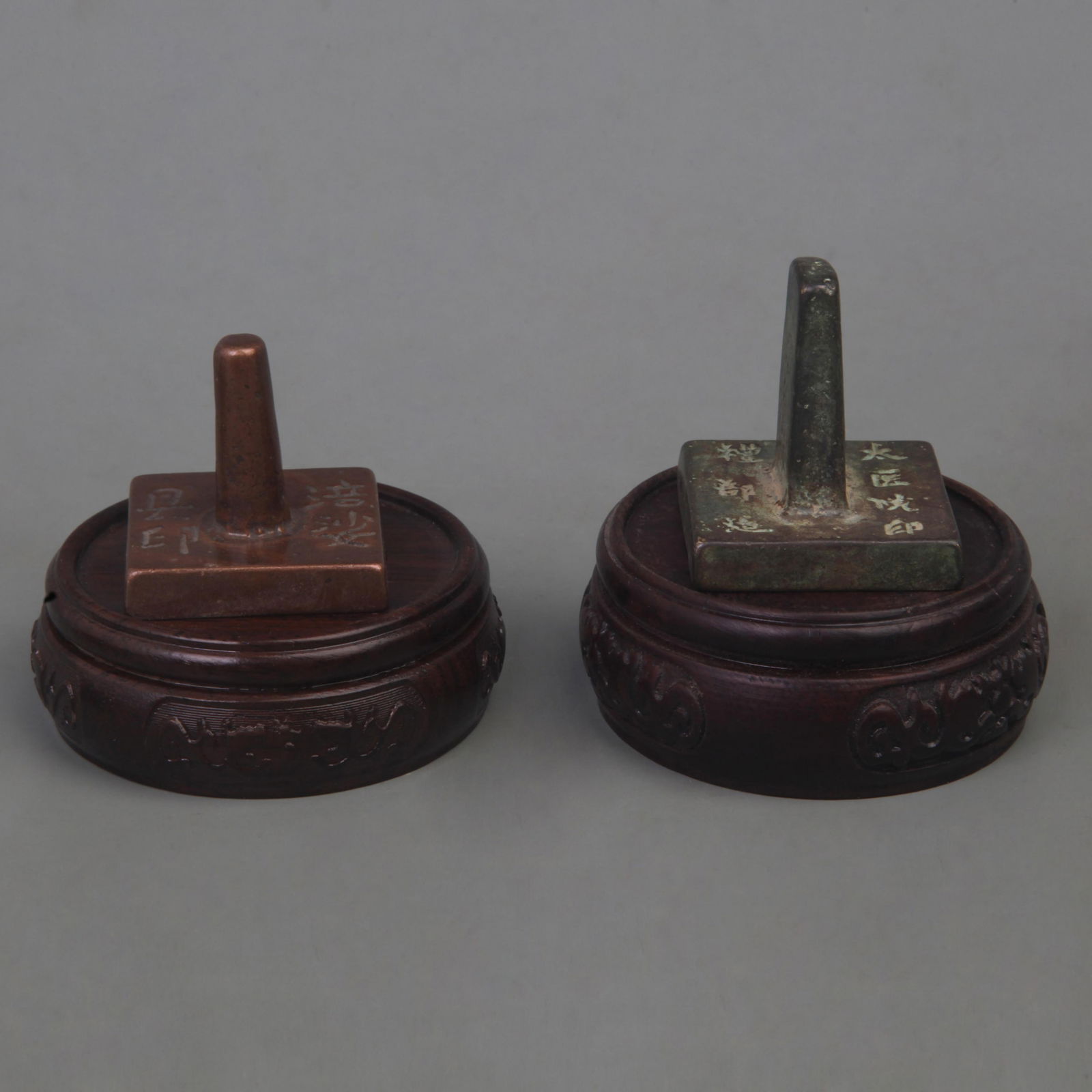 A GROUP OF TWO BRONZE SQUARE SEAL (1 of 8)