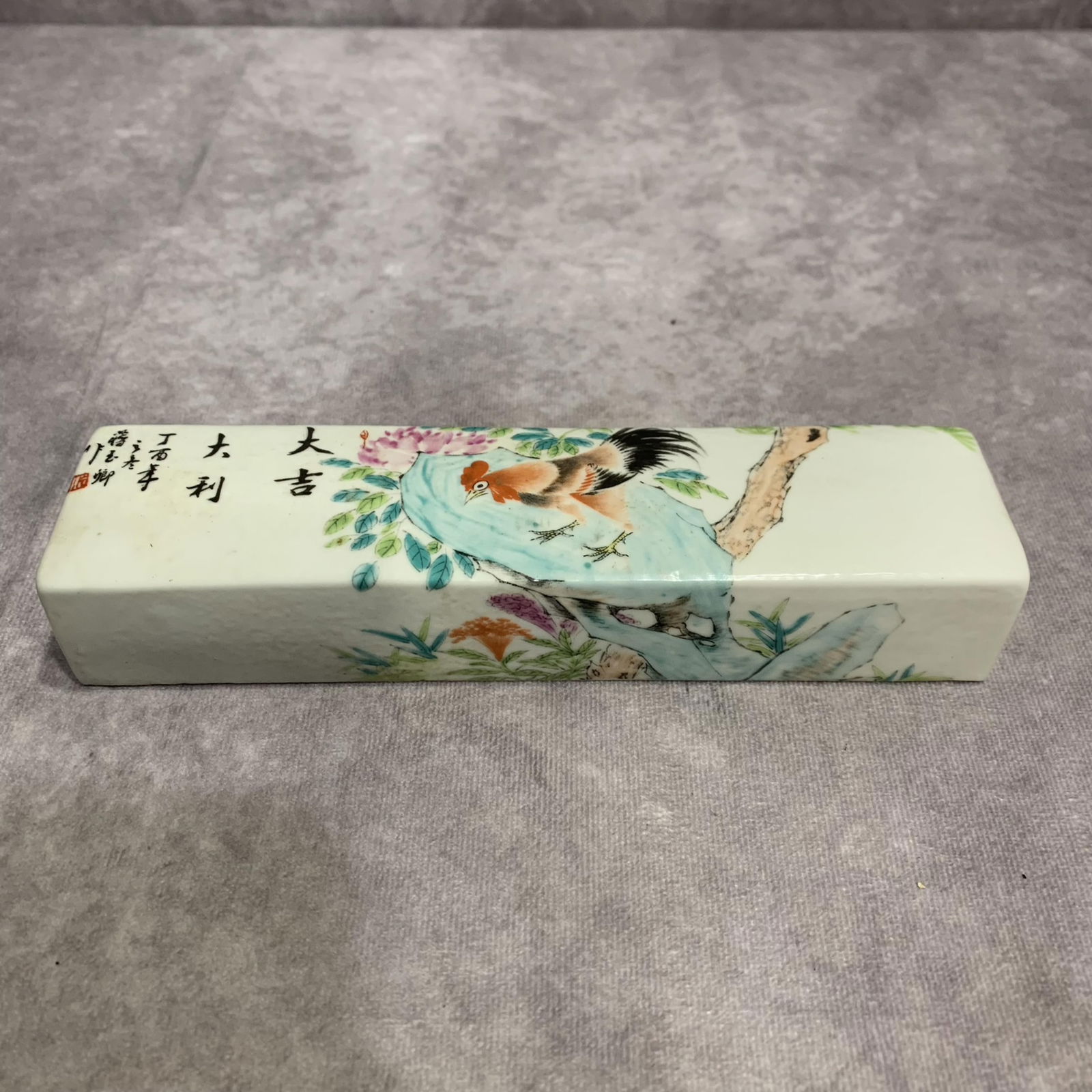 A FINE CHICKEN PATTERN PAINTED PORCELAIN PAPER WEIGHT: Qing Dynasty; High: 1.4 inch; Width: 2.0 inch; Long: 8.1 inch;