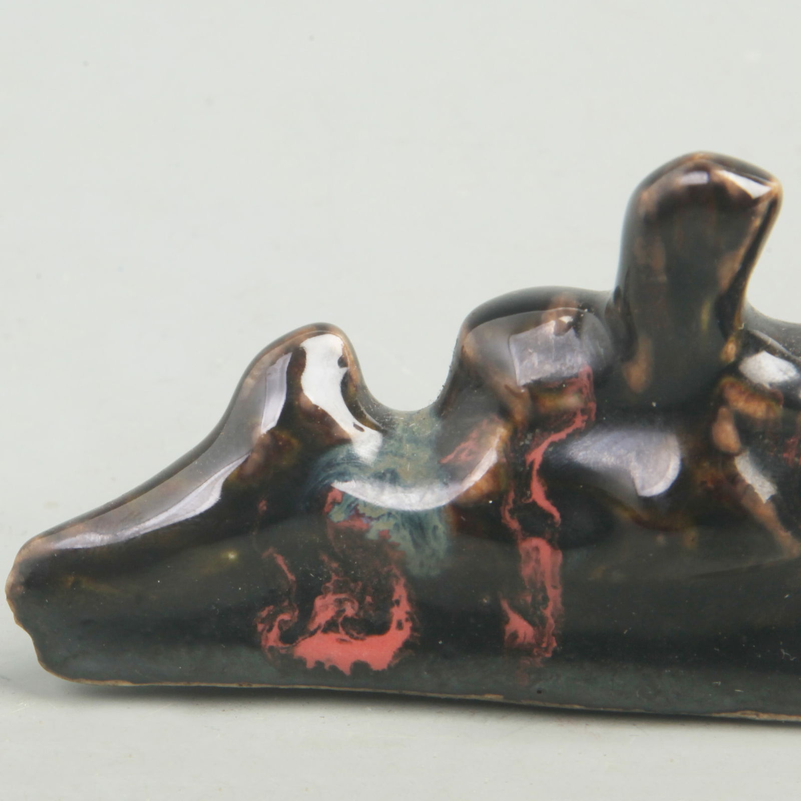 A FINE BLACK GLAZED PORCELAIN PEN HOLDER - 2