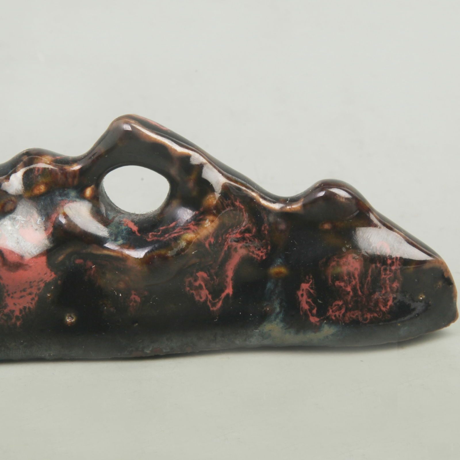 A FINE BLACK GLAZED PORCELAIN PEN HOLDER - 3