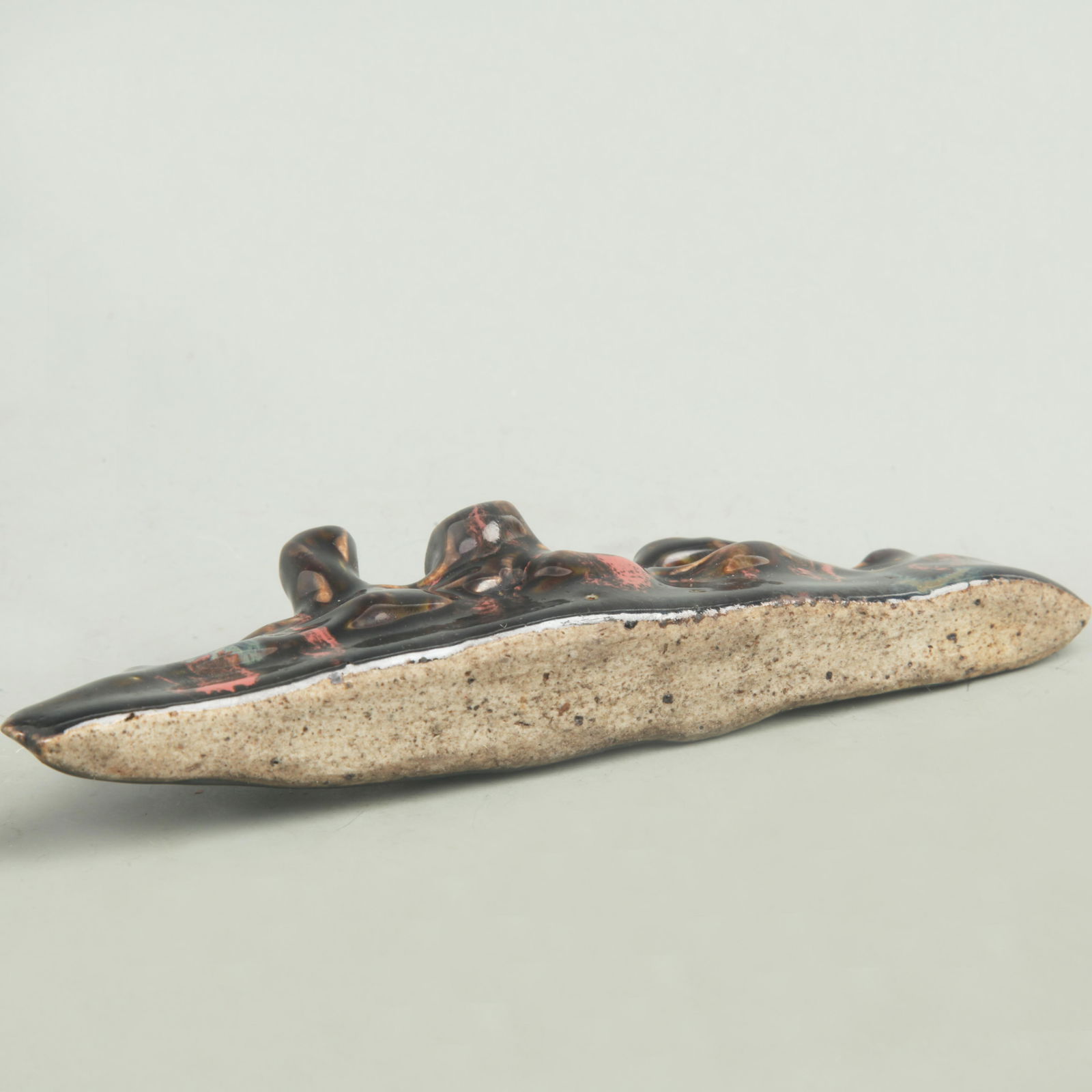 A FINE BLACK GLAZED PORCELAIN PEN HOLDER - 5