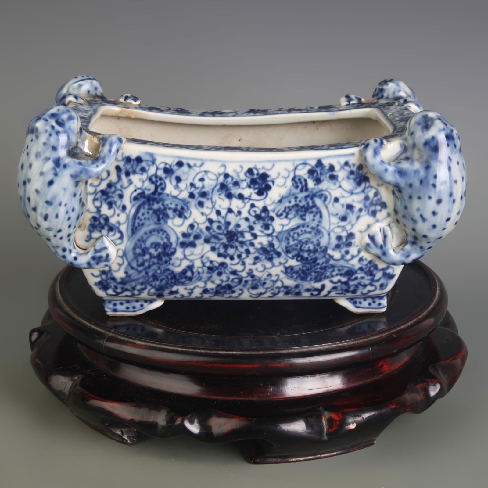 BLUE AND WHITE AUSPICIOUS BEAST SQUARE PORCELAIN BRUSH WASHER: Qing Dynasty Qian Long Period; Long:8.5 inch; Width: 5.8 inch; High: 4.5 inch;