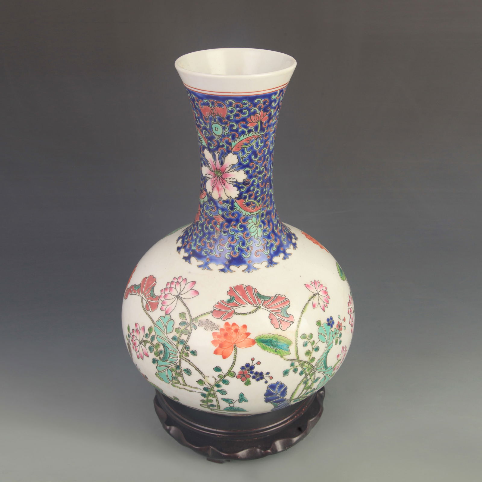 FAMILLE ROSE GLOBULAR VASE WITH FLORAL DESIGN: Qing Dynasty; High:14.5 inch; Diameter: 9.00 inch;