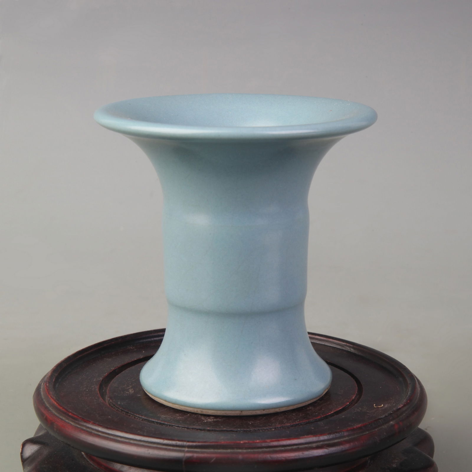 A FINE LIGHT GREEN GLAZE SMALL FLOWER VASE: Ming Dynasty Wanli Period; Diameter: 3.3 inch; High: 3.4 inch