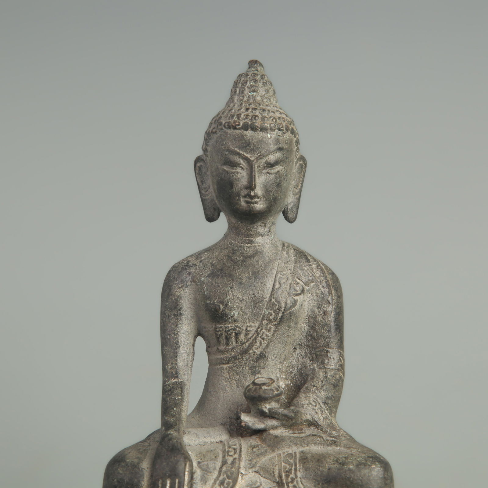 A FINE BRONZE GUANGDE BUDDHA STATUE - 2